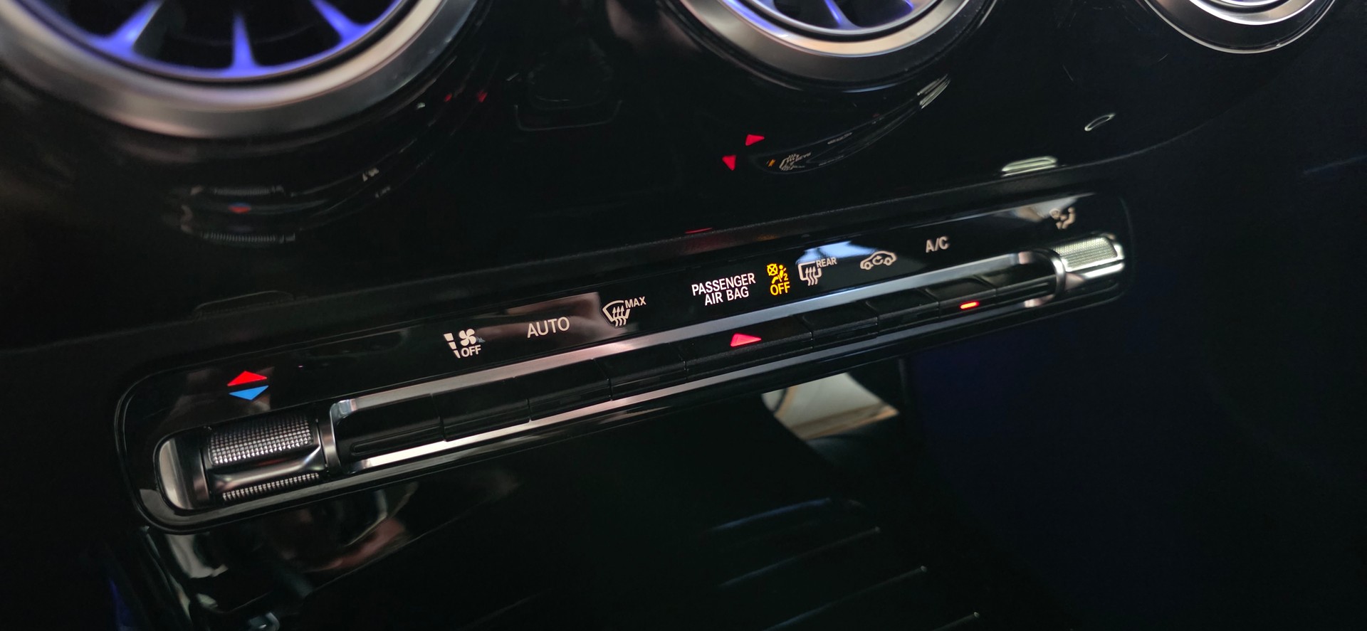 MERCEDES-BENZ CLA 250 AMG Line 7G-DCT-image-15