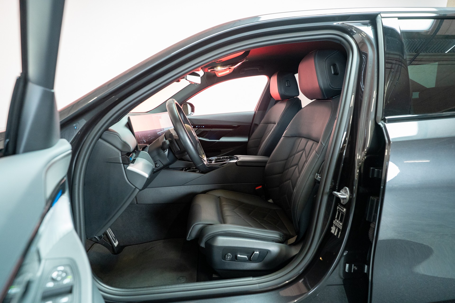 BMW 520i M Sport / Rückfahrkamera / El. Sitze-image-11