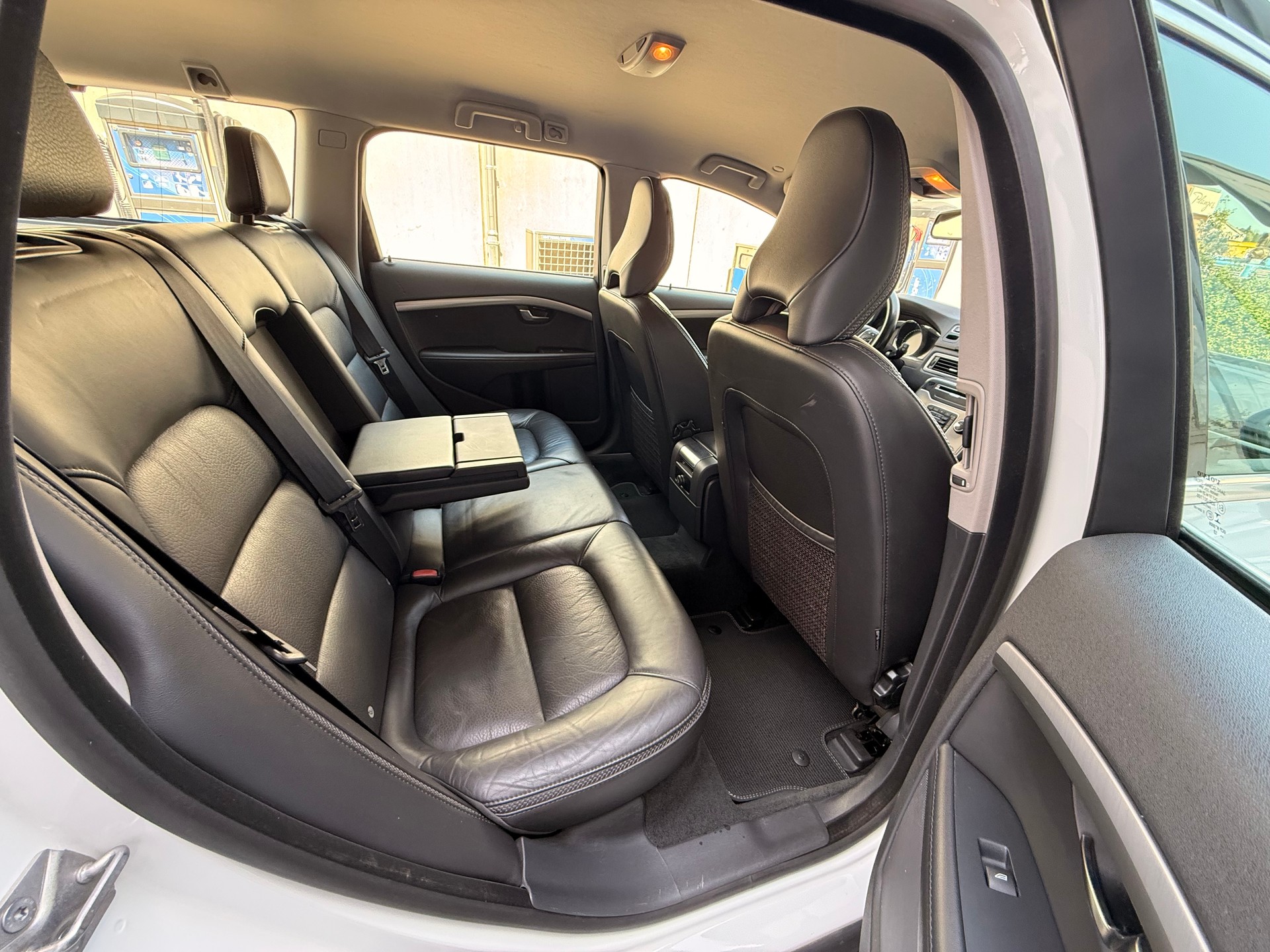 VOLVO XC70 D5 AWD Momentum Geartronic *Ab MFK *Tempomat *Lederausstattung *Sitzheizung *Notrad-image-13