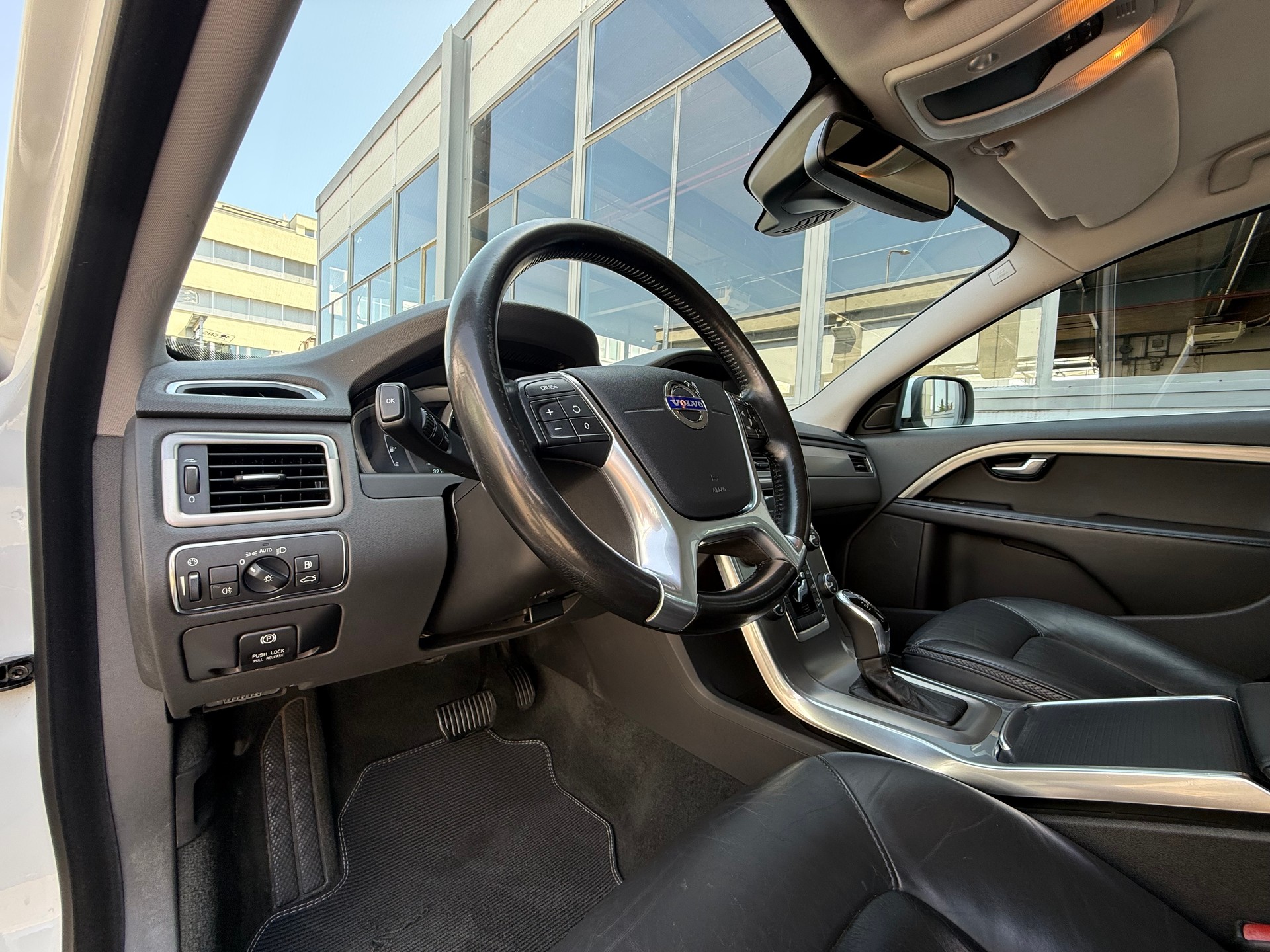 VOLVO XC70 D5 AWD Momentum Geartronic *Ab MFK *Tempomat *Lederausstattung *Sitzheizung *Notrad-image-9