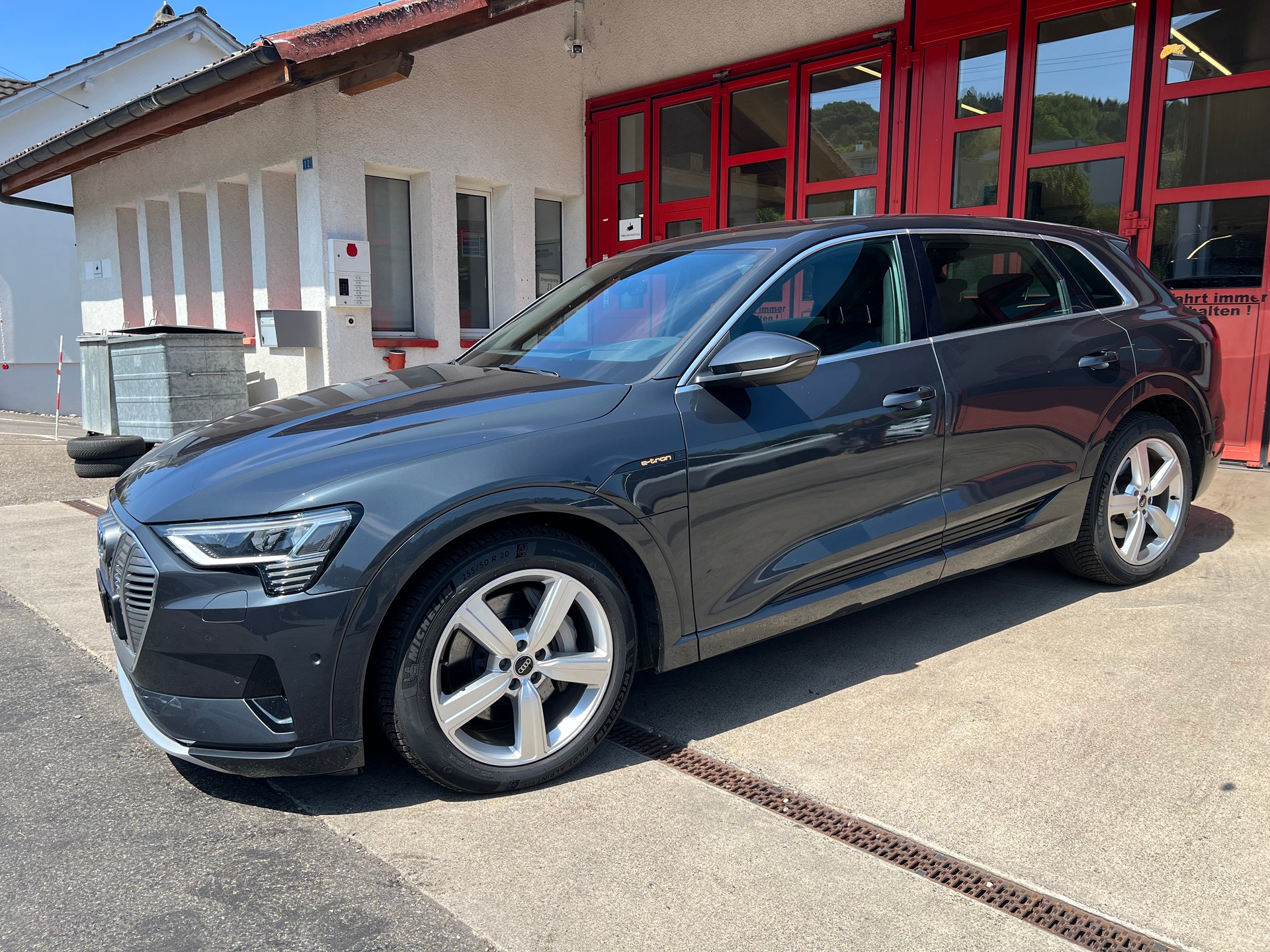 AUDI e-tron 55 quattro / SoH 97%-showroom-element-1