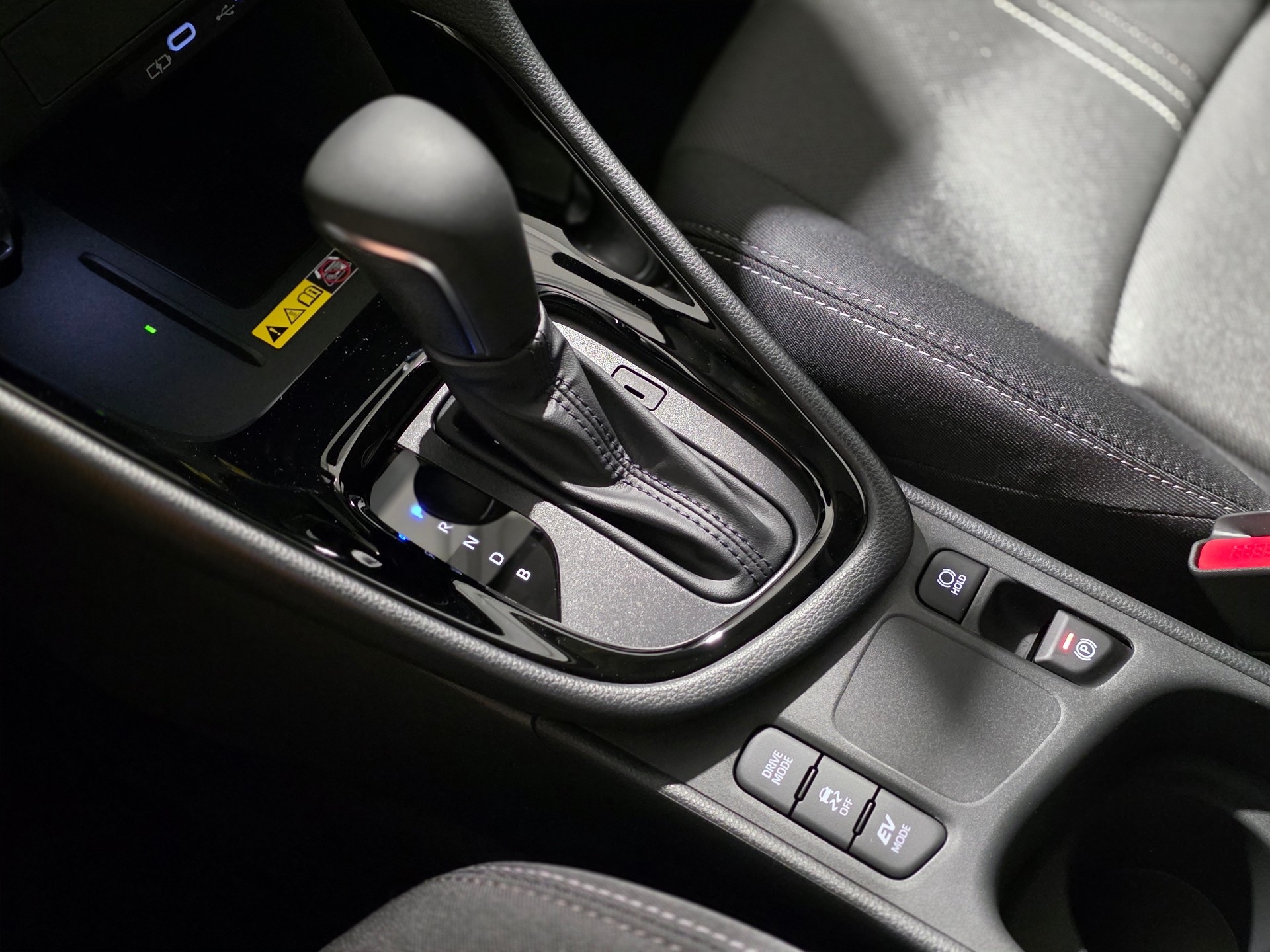 TOYOTA Yaris 1,5 VVT-i HSD CVT Teamplayer-image-13