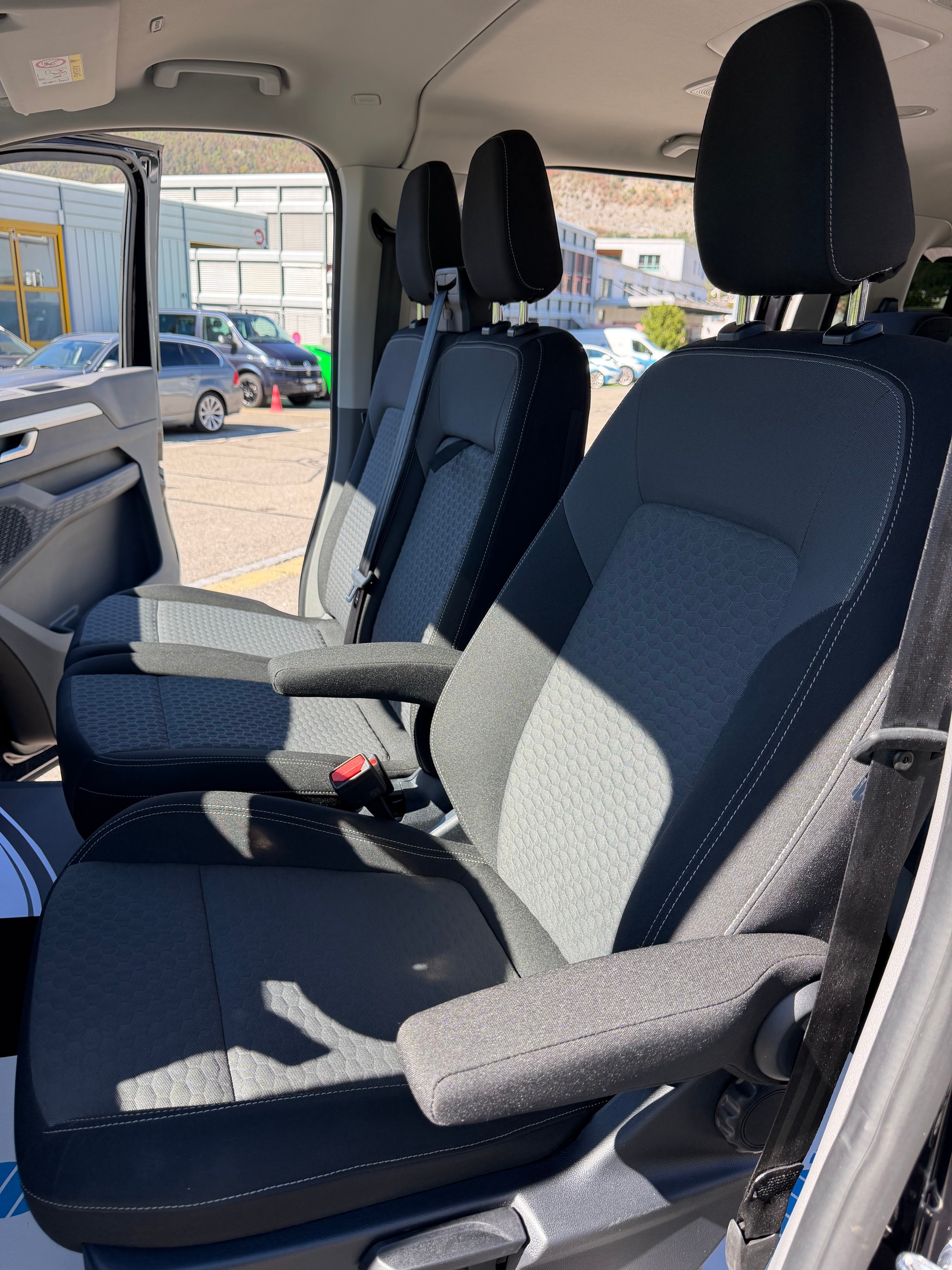 VW 4X4 "LANG CARAVELLE" 9 PLÄTZER. 2.0 TDI LWB 4 MOTION AUTOMAT. CH WAGEN 5 TÜRIG.-image-29