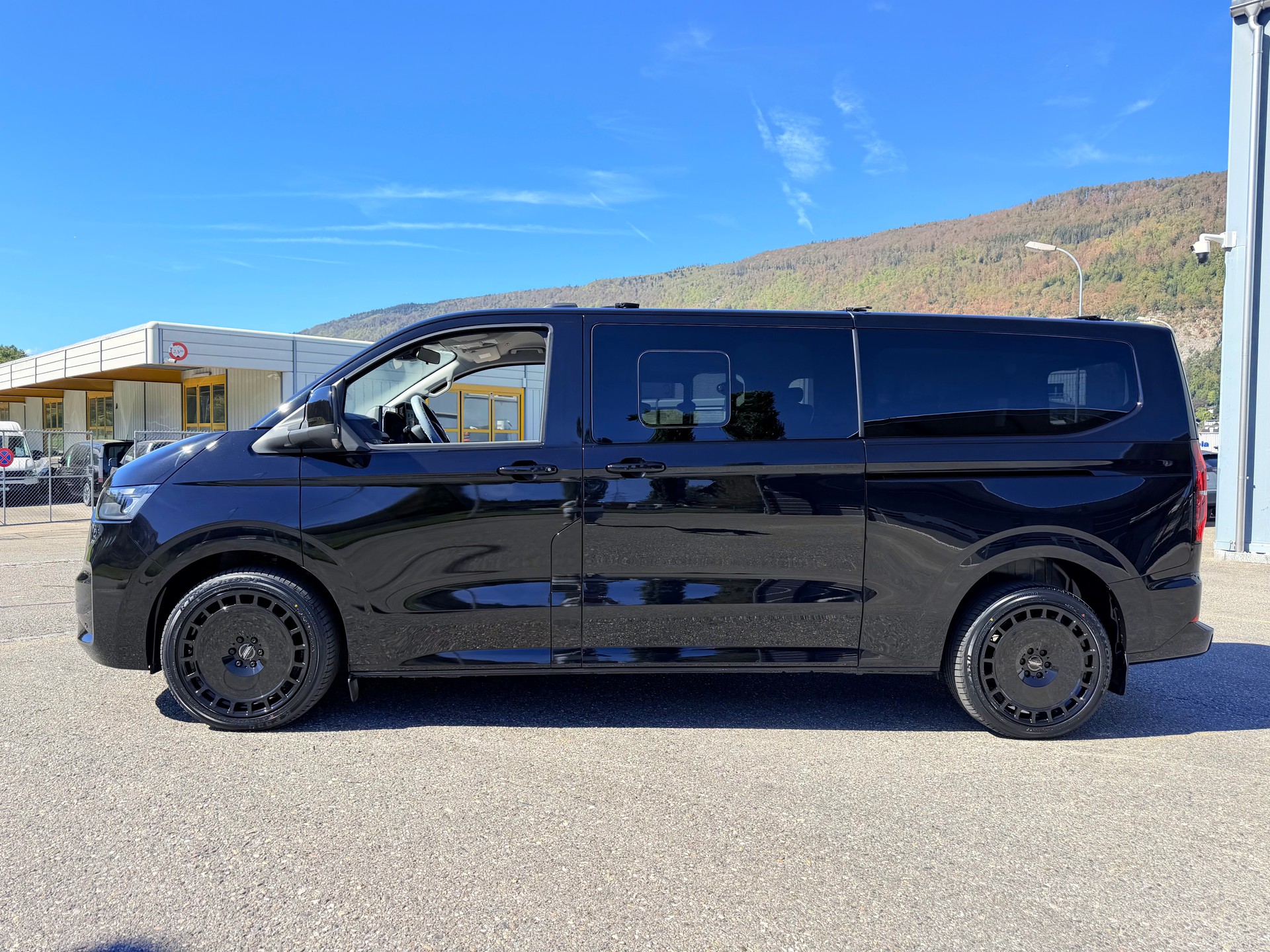 VW 4X4 "LANG CARAVELLE" 9 PLÄTZER. 2.0 TDI LWB 4 MOTION AUTOMAT. CH WAGEN 5 TÜRIG.-showroom-element-1