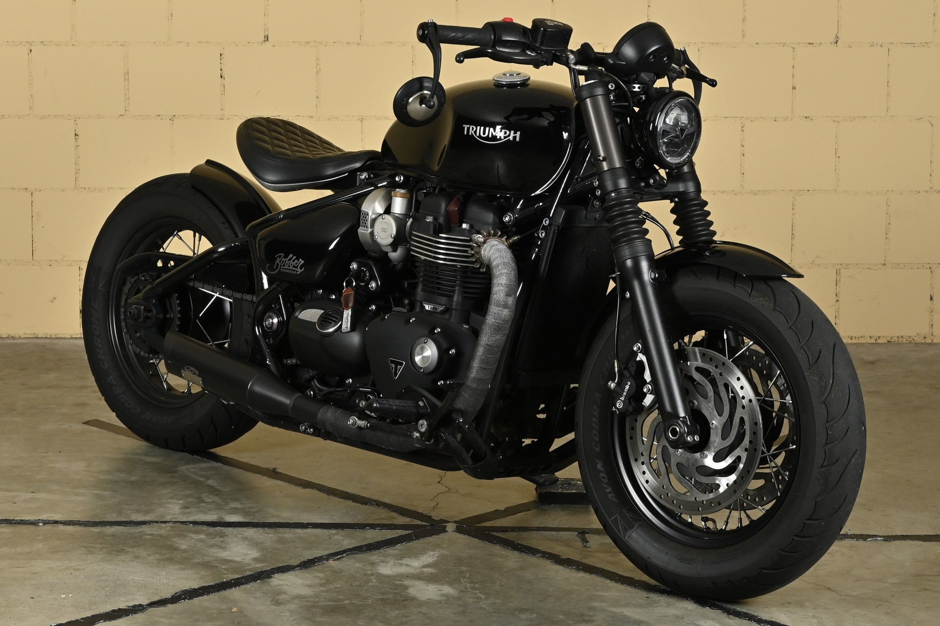 TRIUMPH Bonneville 1200 Bobber-image-1