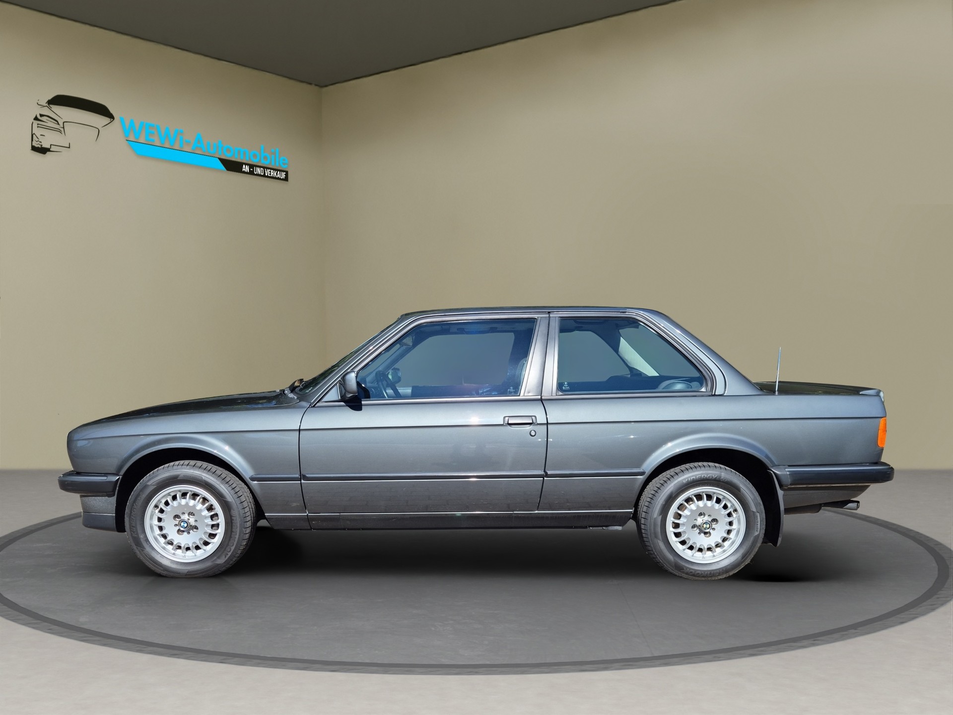 BMW 323i CH-showroom-element-1