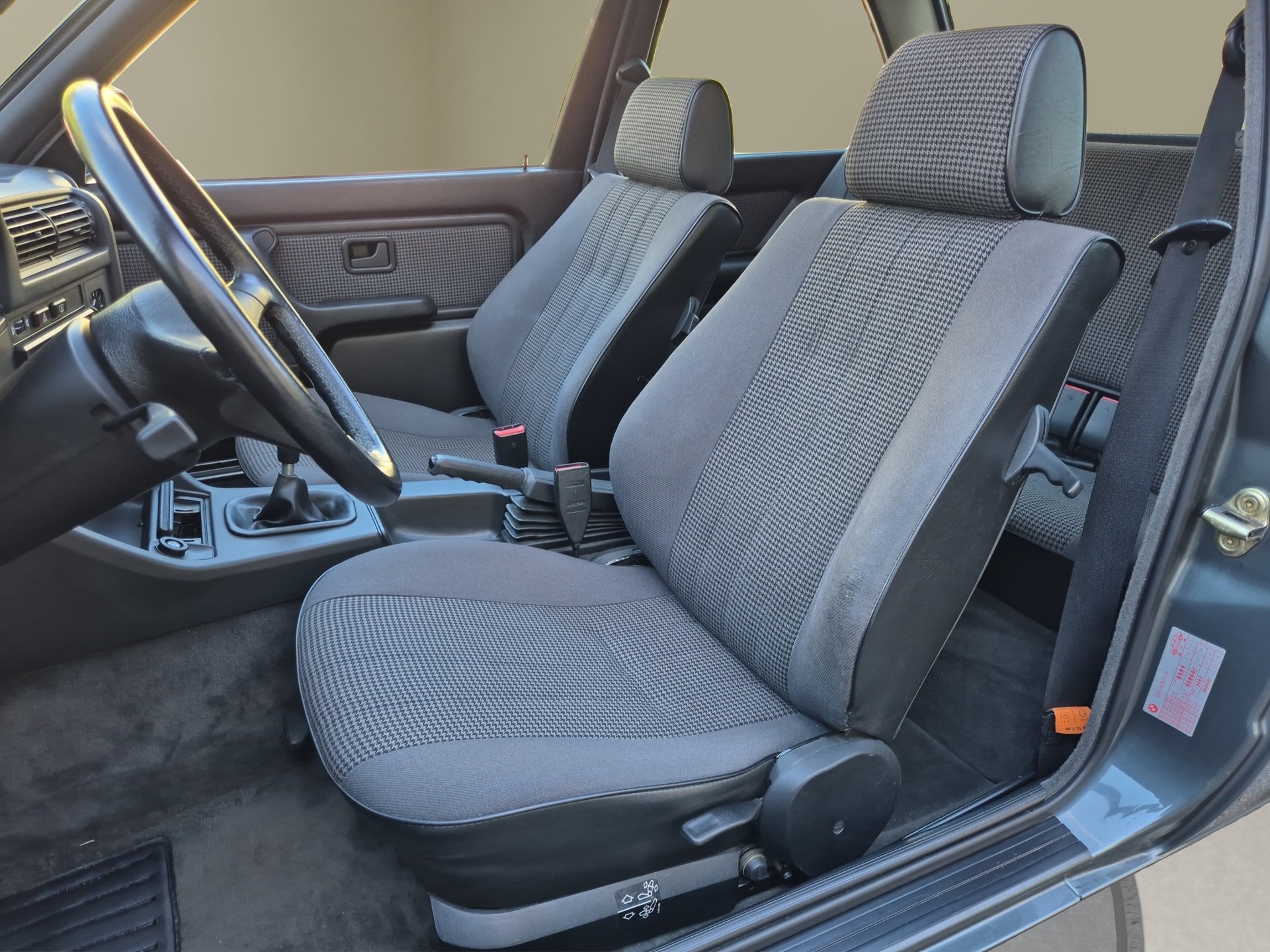 BMW 323i CH-image-9