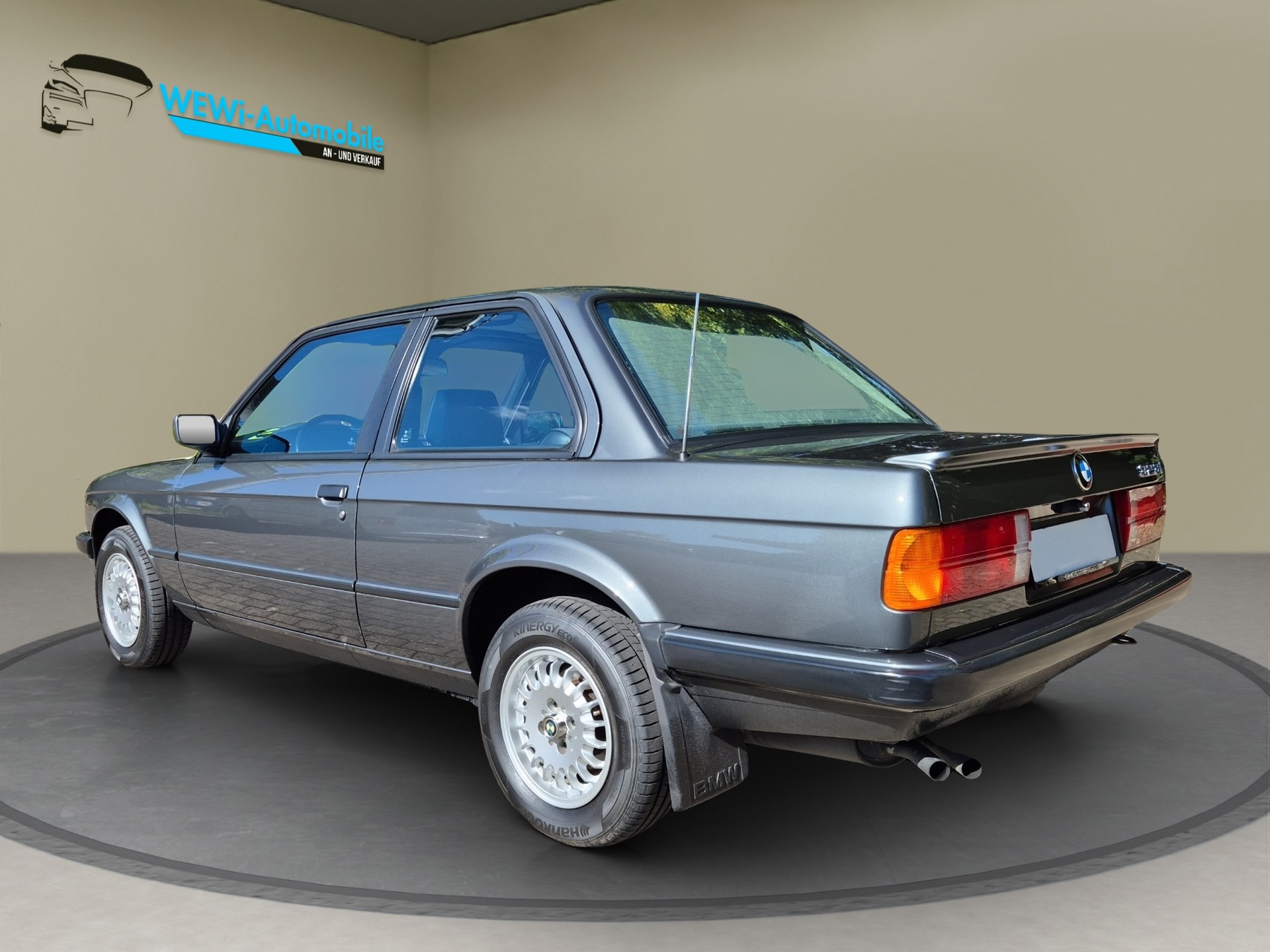 BMW 323i CH-showroom-element-2
