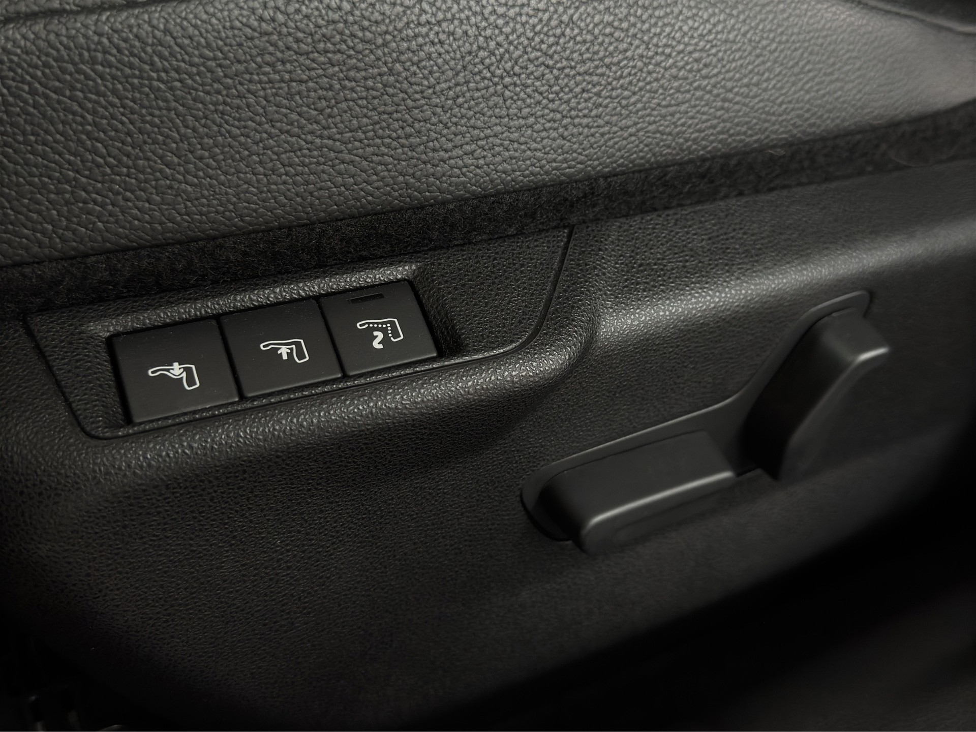 JEEP Avenger 1.2 Turbo MHEV Summit Sky "Leder-Pano-RF.-Kamera"-image-9