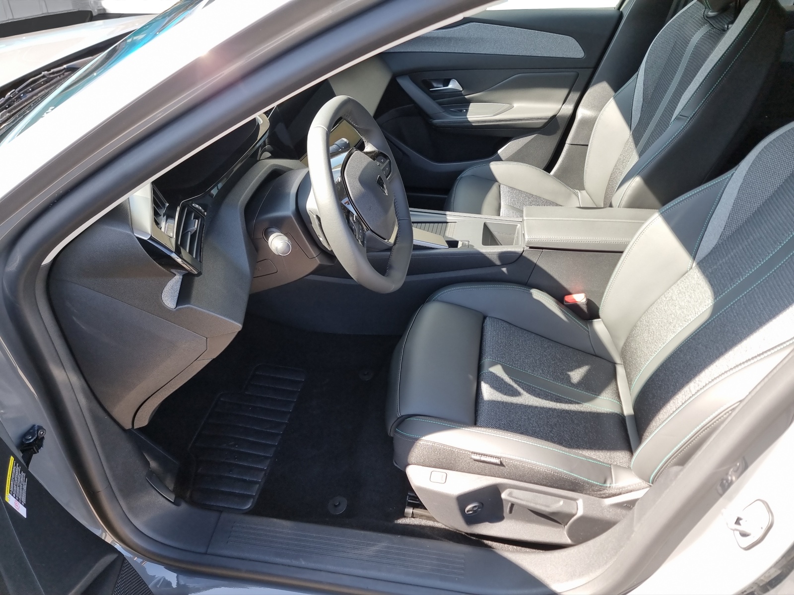 PEUGEOT 308SW 1.2 HEV Allure-image-6