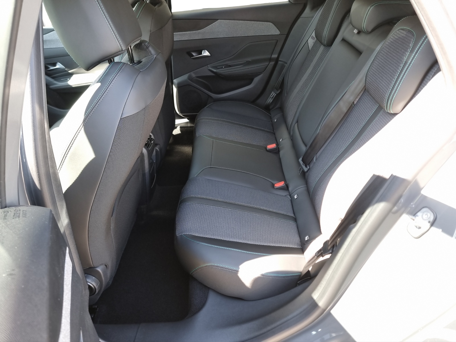PEUGEOT 308SW 1.2 HEV Allure-image-11