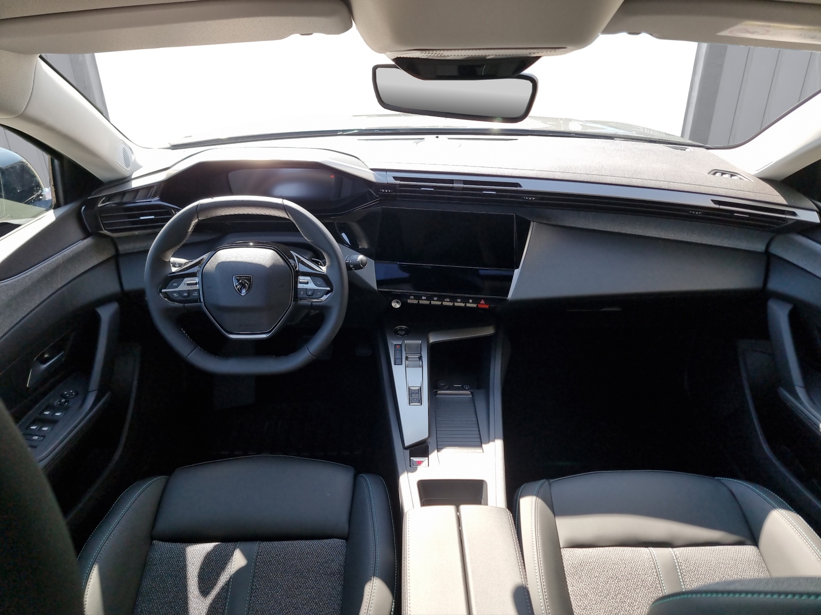 PEUGEOT 308SW 1.2 HEV Allure-image-9