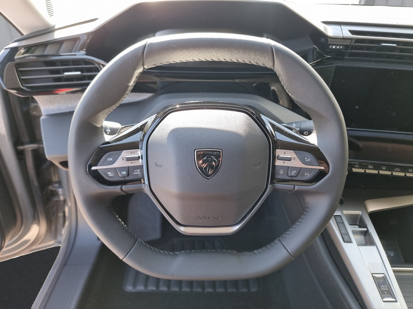 PEUGEOT 308SW 1.2 HEV Allure-image-8