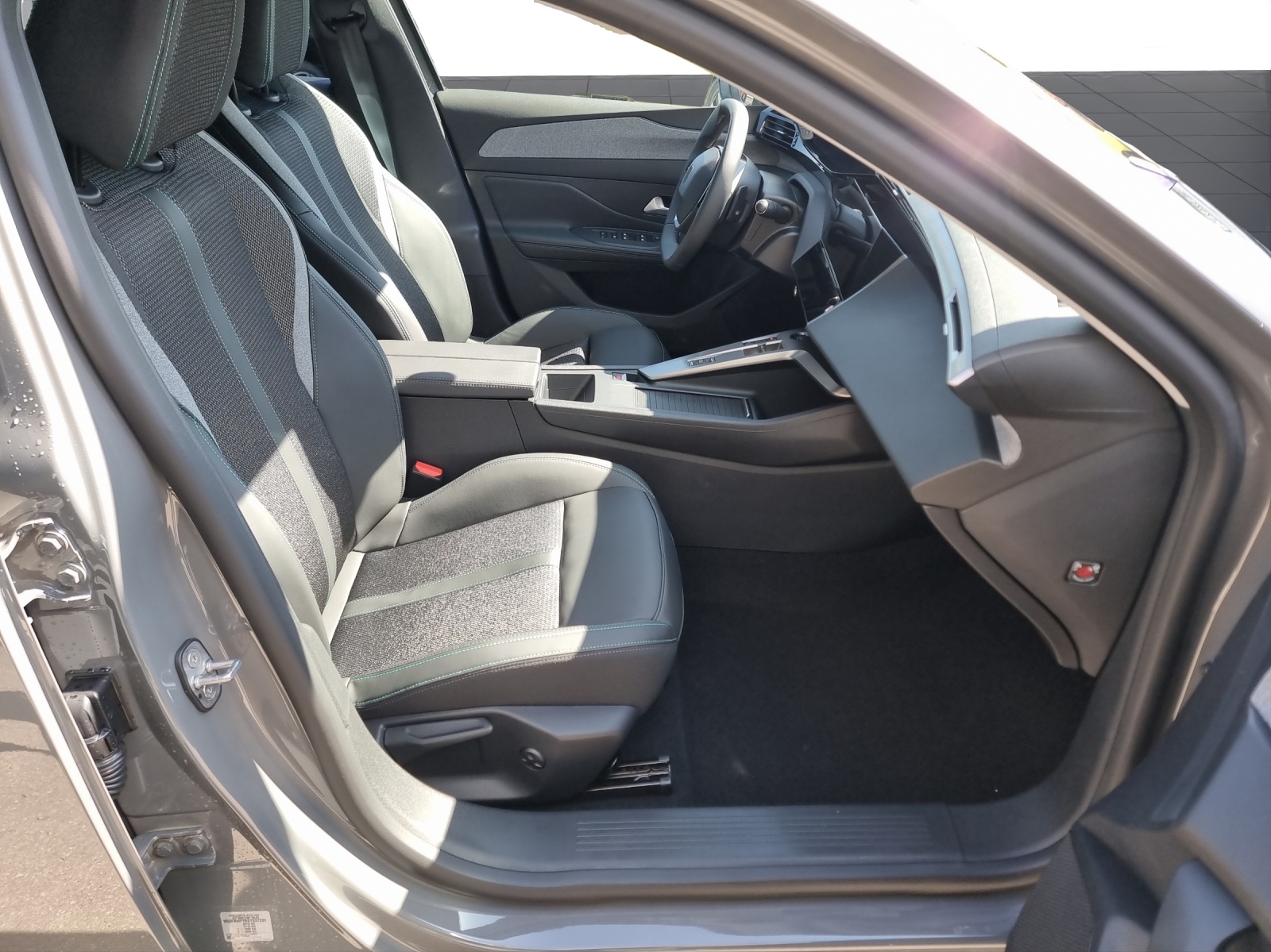 PEUGEOT 308SW 1.2 HEV Allure-image-10