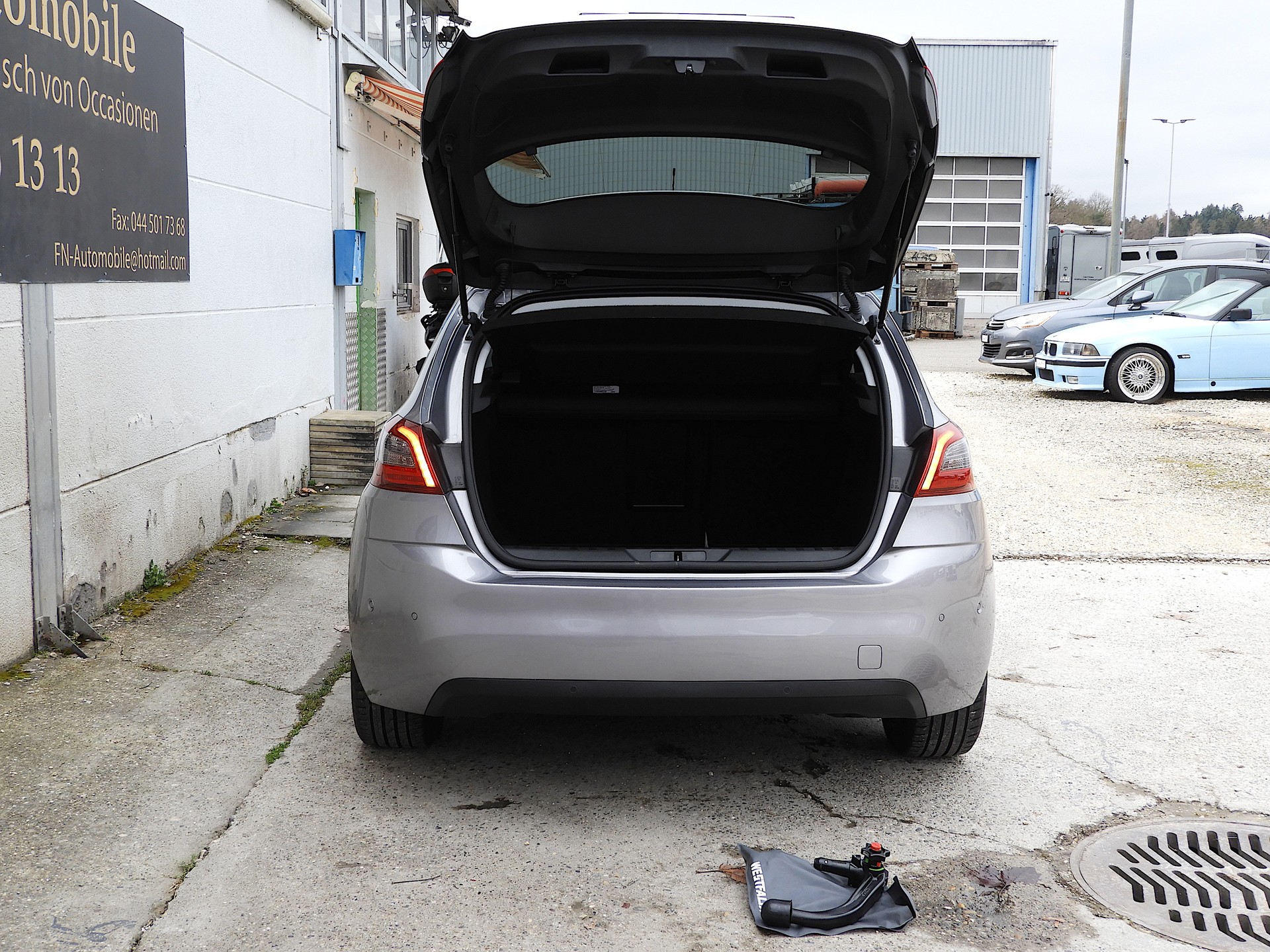 PEUGEOT 308 1.5 BlueHDI Tech Ed. EAT8 I Navi I Bluetooth I DAB I RF Kamera I Panorama I AHK I Distanzregler I Totwinkel I Sitzmassage-image-15