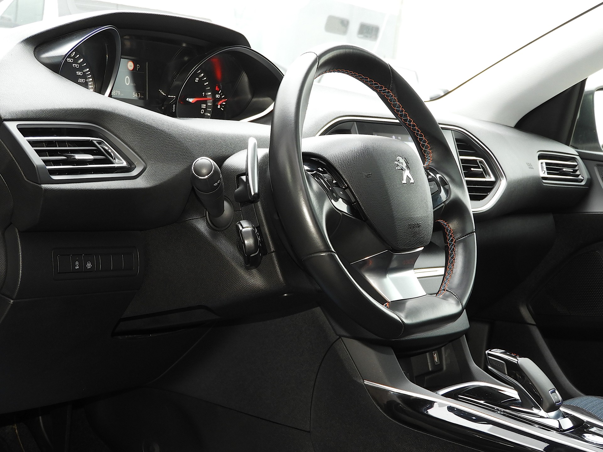 PEUGEOT 308 1.5 BlueHDI Tech Ed. EAT8 I Navi I Bluetooth I DAB I RF Kamera I Panorama I AHK I Distanzregler I Totwinkel I Sitzmassage-image-7