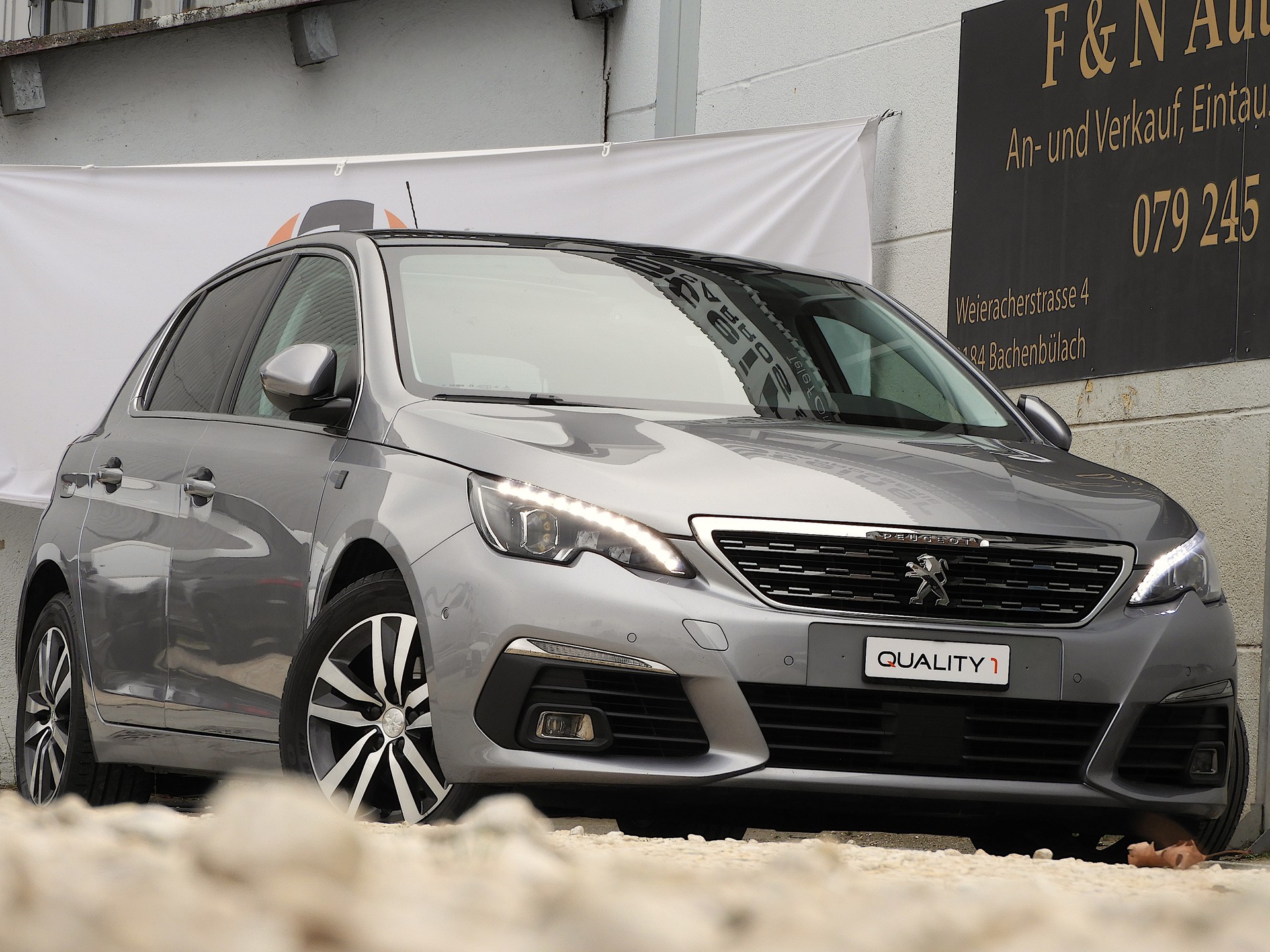 PEUGEOT 308 1.5 BlueHDI Tech Ed. EAT8 I Navi I Bluetooth I DAB I RF Kamera I Panorama I AHK I Distanzregler I Totwinkel I Sitzmassage