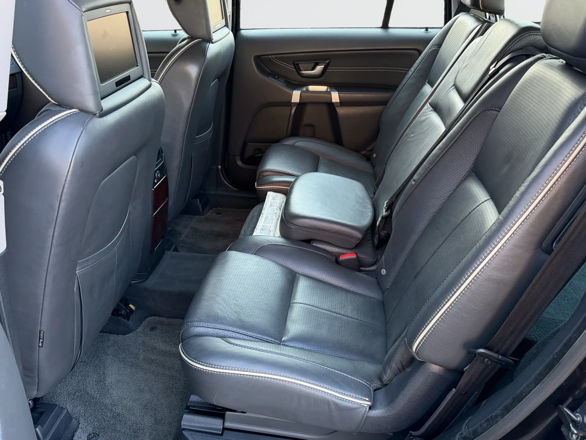 VOLVO XC90 D5 AWD Executive Geartronic 7 Places-image-10