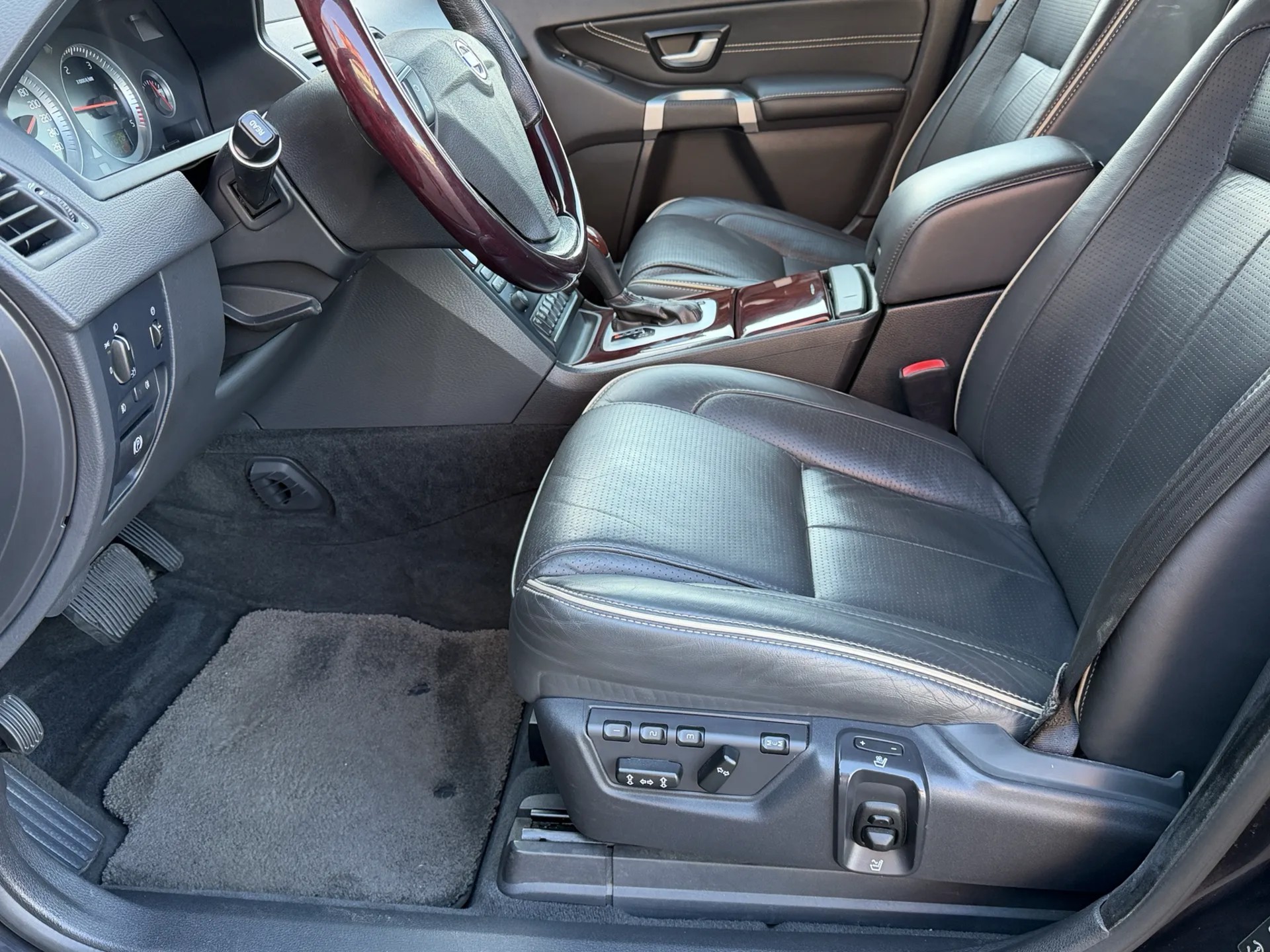 VOLVO XC90 D5 AWD Executive Geartronic 7 Places-image-8