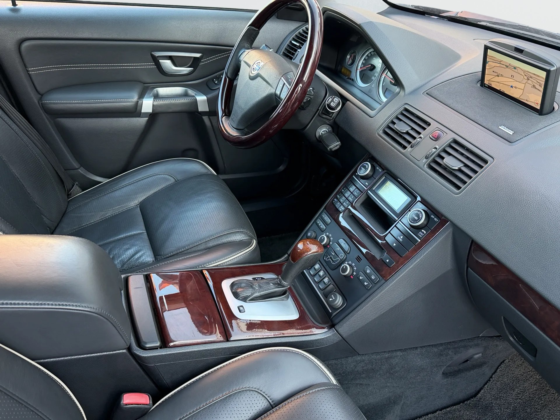 VOLVO XC90 D5 AWD Executive Geartronic 7 Places-image-16