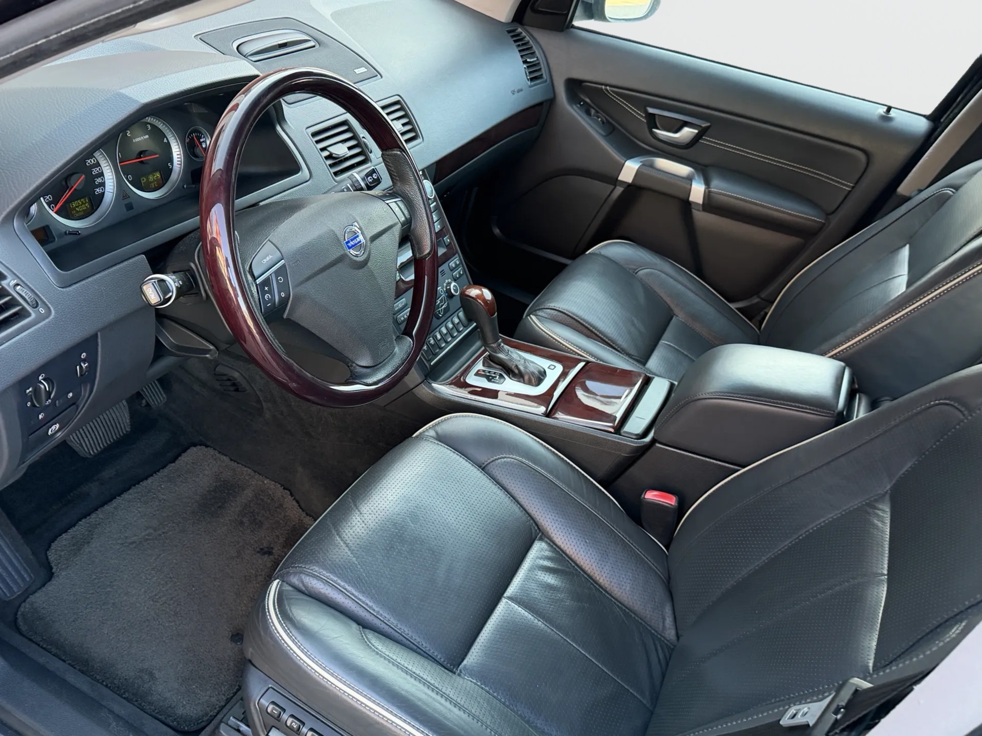VOLVO XC90 D5 AWD Executive Geartronic 7 Places-image-9