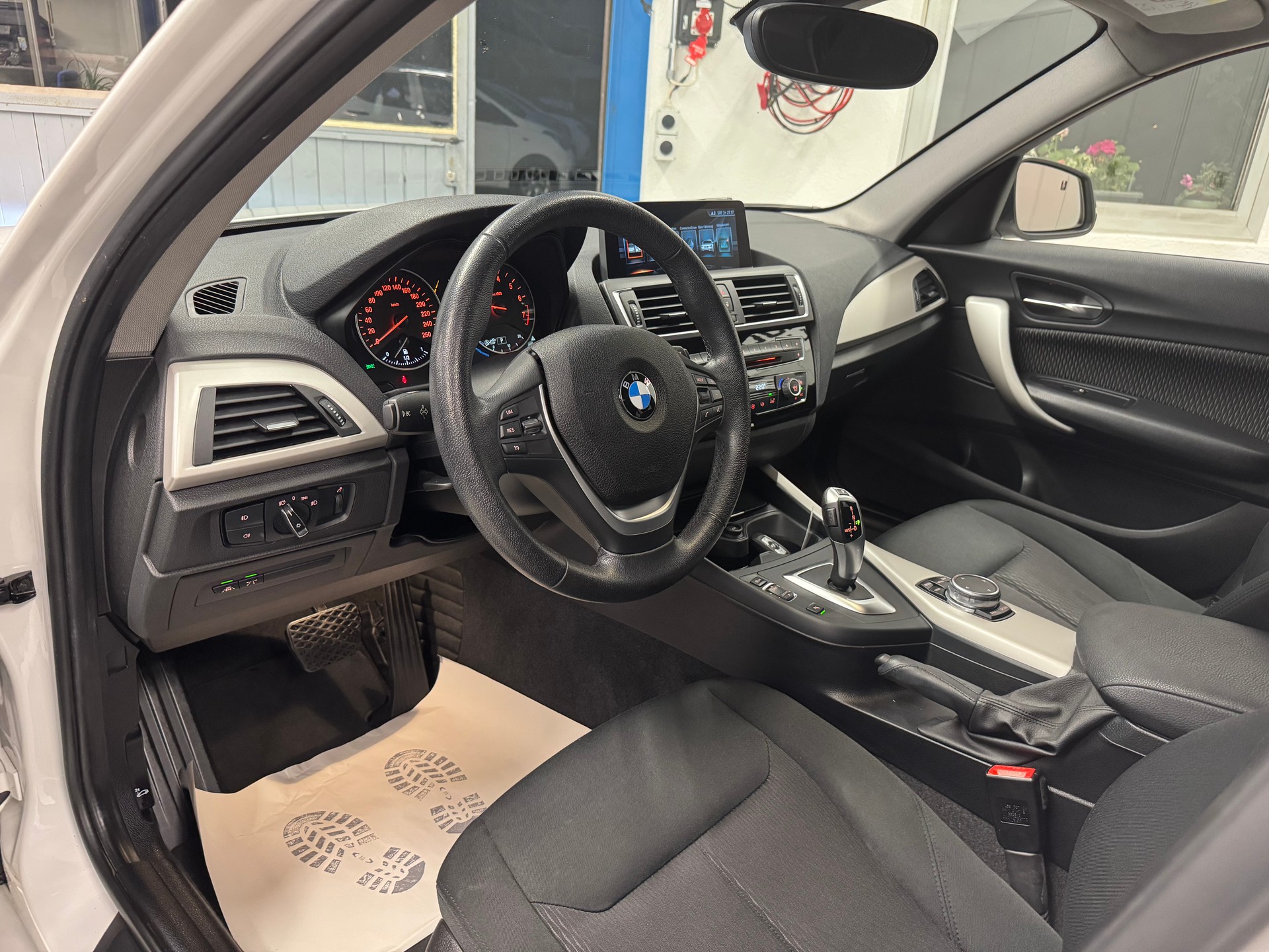 BMW 118i Steptronic-image-7