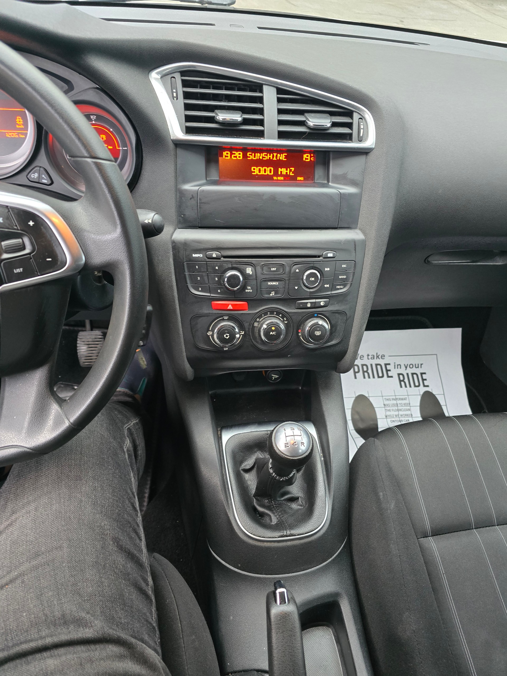 CITROEN C4 Berline 1.4 VTi Attraction-image-15
