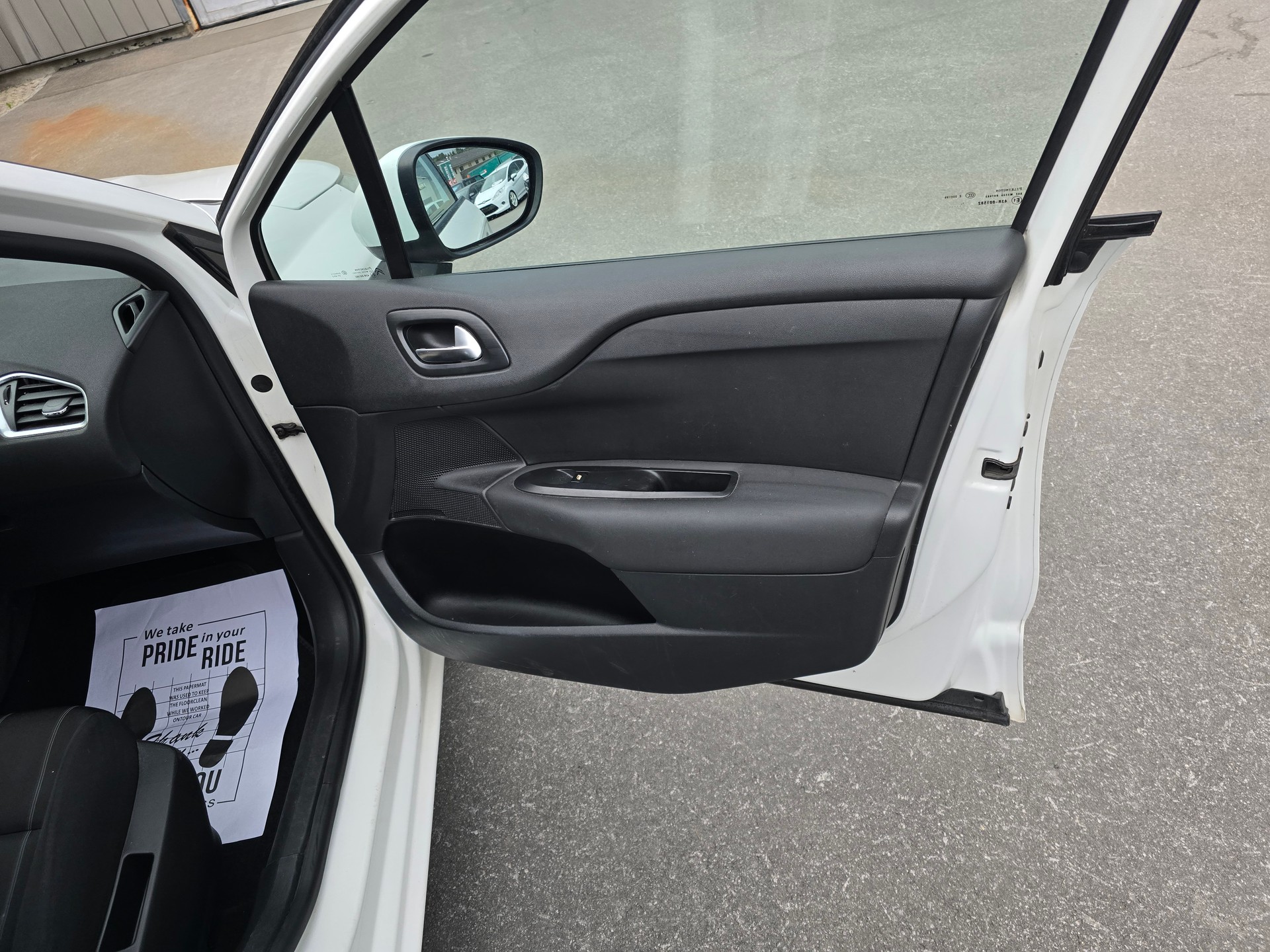 CITROEN C4 Berline 1.4 VTi Attraction-image-13