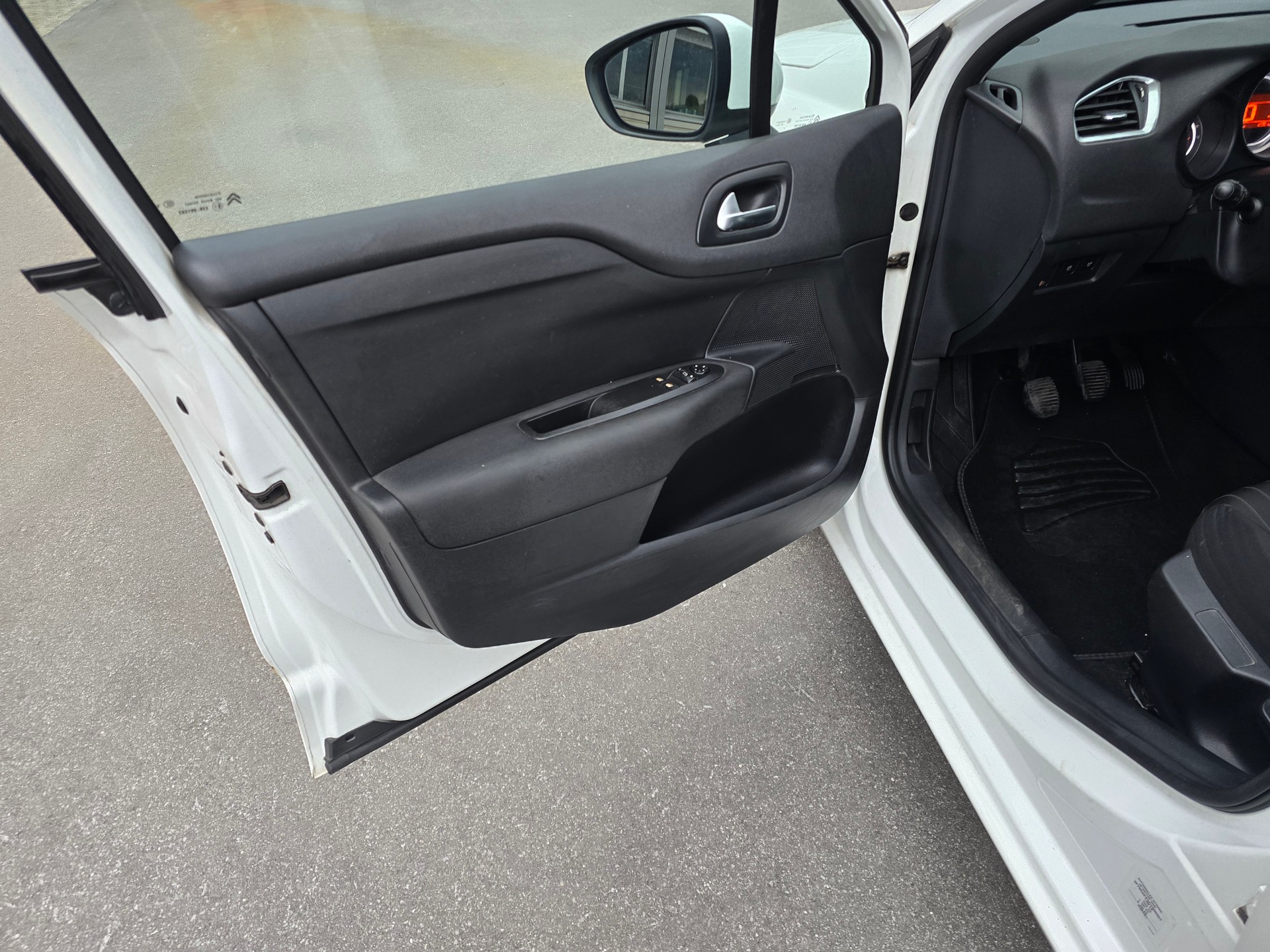CITROEN C4 Berline 1.4 VTi Attraction-image-9