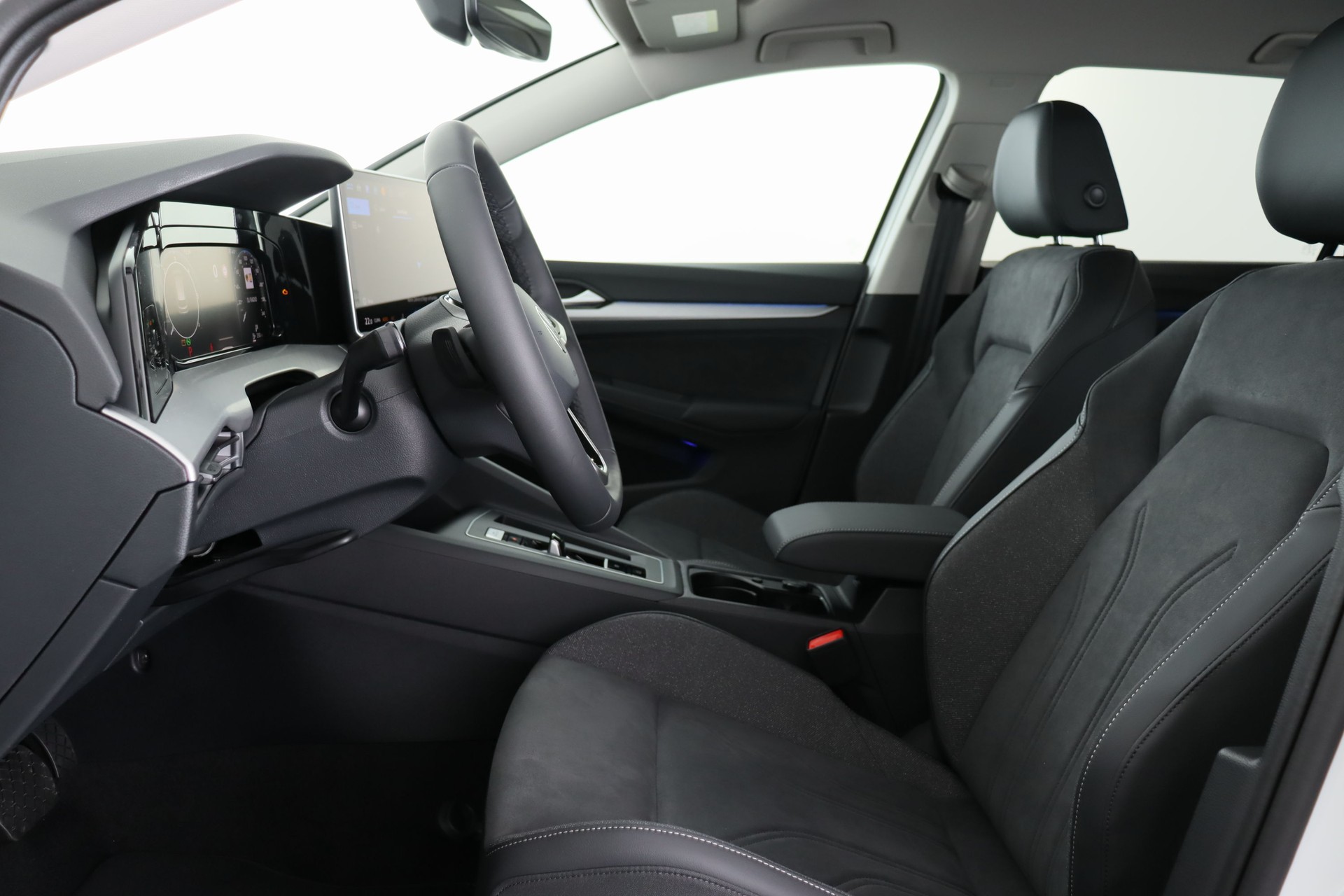 VW Golf Variant 1.5 eTSI mHEV Life DSG-image-13