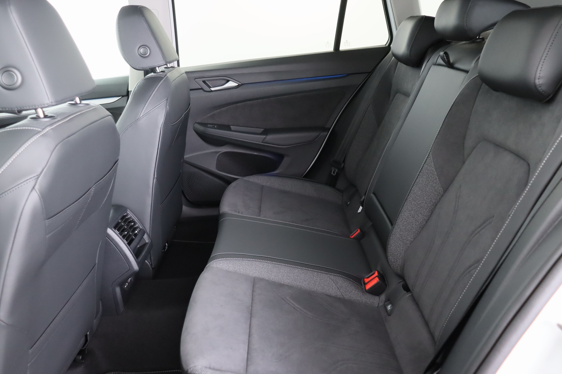 VW Golf Variant 1.5 eTSI mHEV Life DSG-image-16