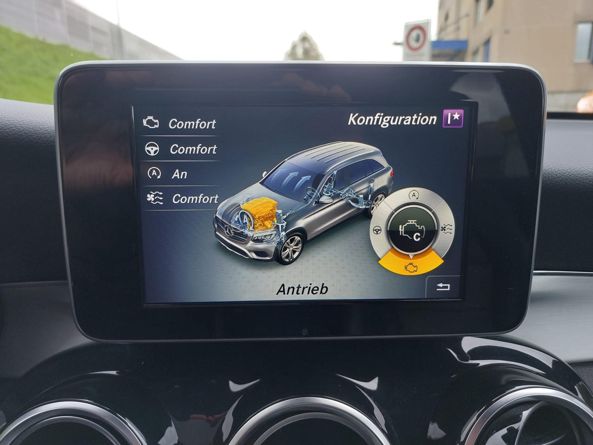 MERCEDES-BENZ GLC 250 d AMG Line 4Matic 9G-Tronic-image-11