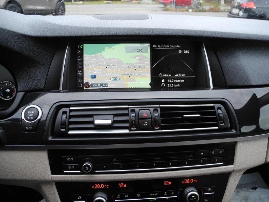 BMW 520d Touring xDrive Steptronic ** Voll-Leder Ausstattung ** G.Navi mit RF-kamera ** Frisch ab MFK **-image-8
