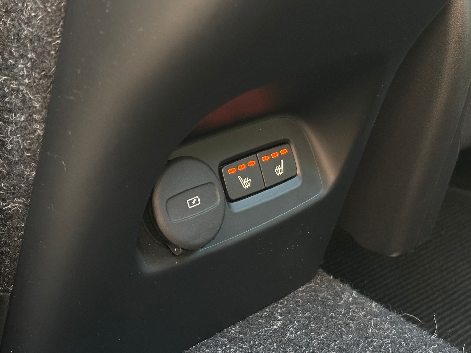 VOLVO XC40 2.0 T5 R-Design AWD-image-13
