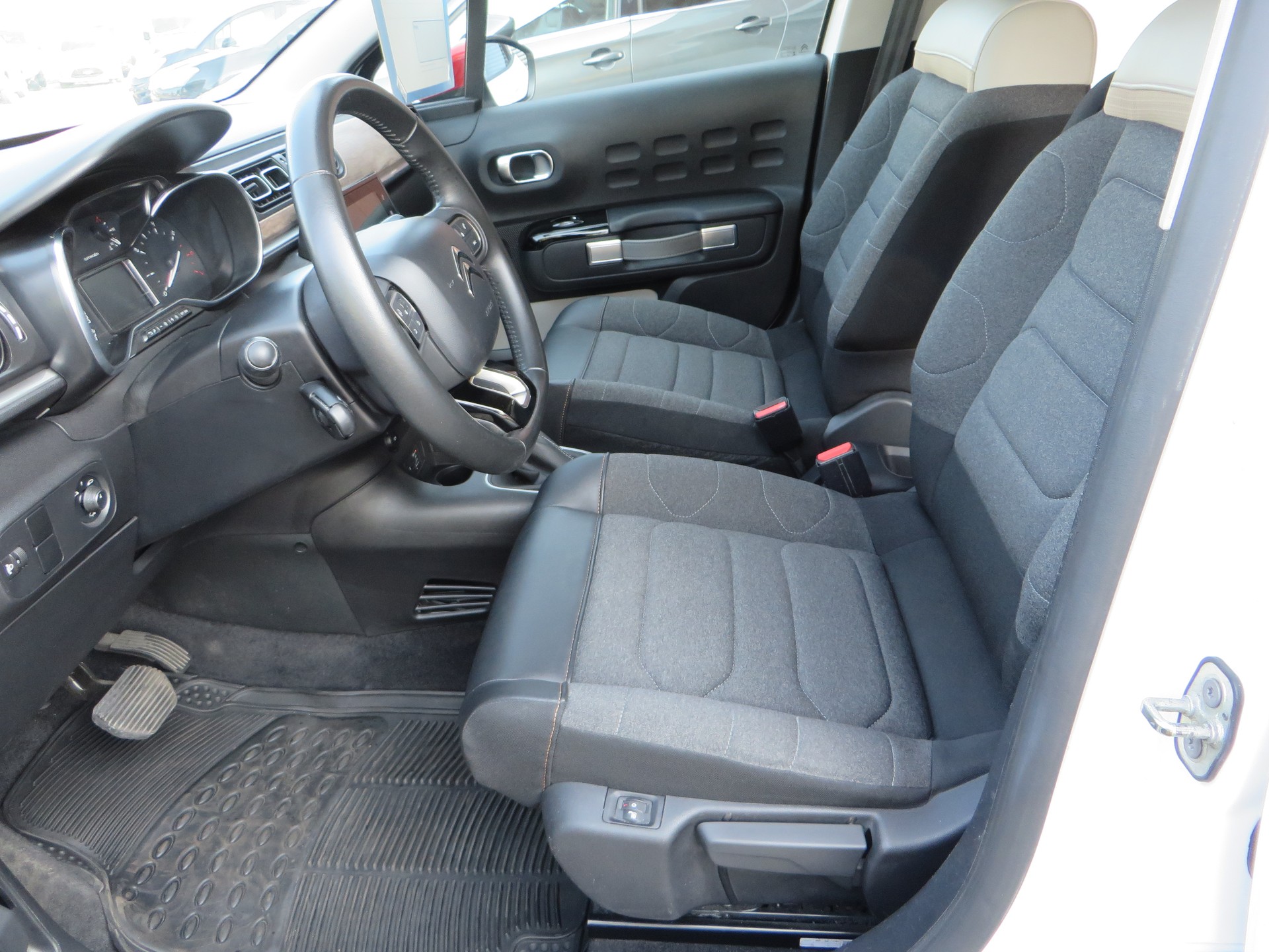 CITROEN C3 1.2i PureTech Swiss Edition EAT6-image-8