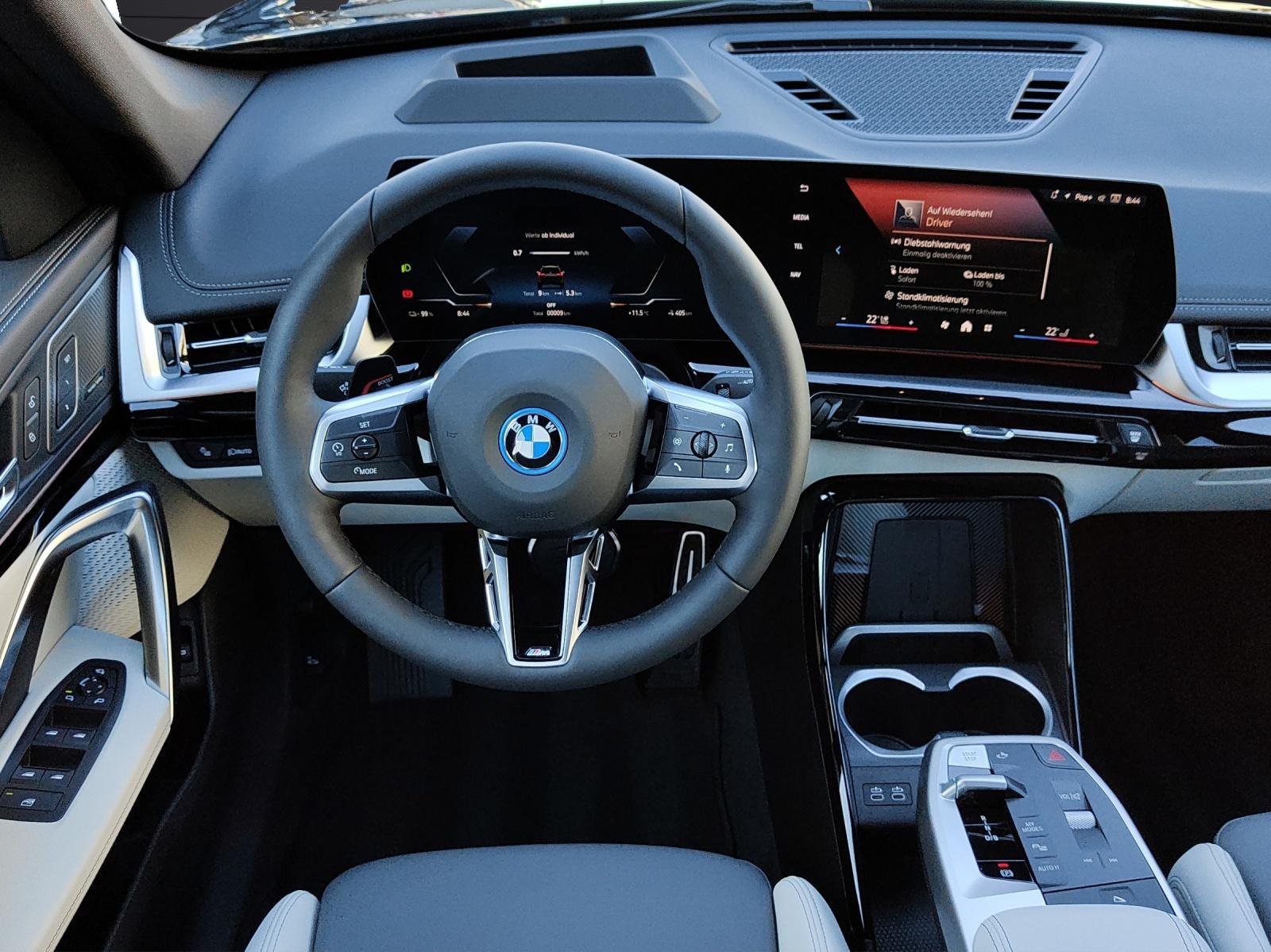 BMW iX1 30 xDrive-image-18