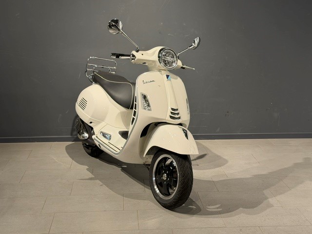 PIAGGIO Vespa GTS 300 HPE Super Tech ABS/ASR-image-1