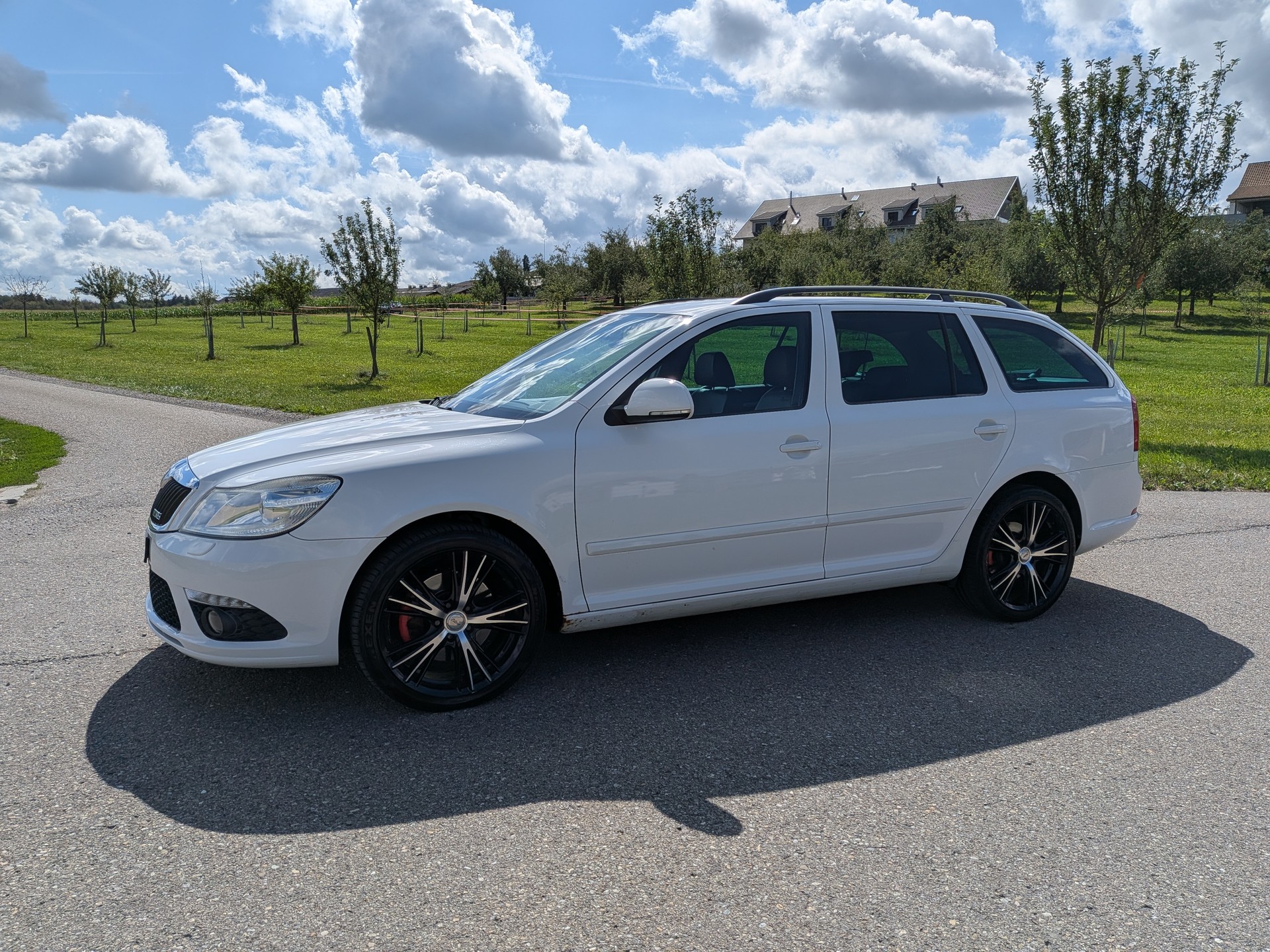 SKODA Octavia Combi 2.0 TDI RS DSG * Frisch ab MFK-showroom-element-2