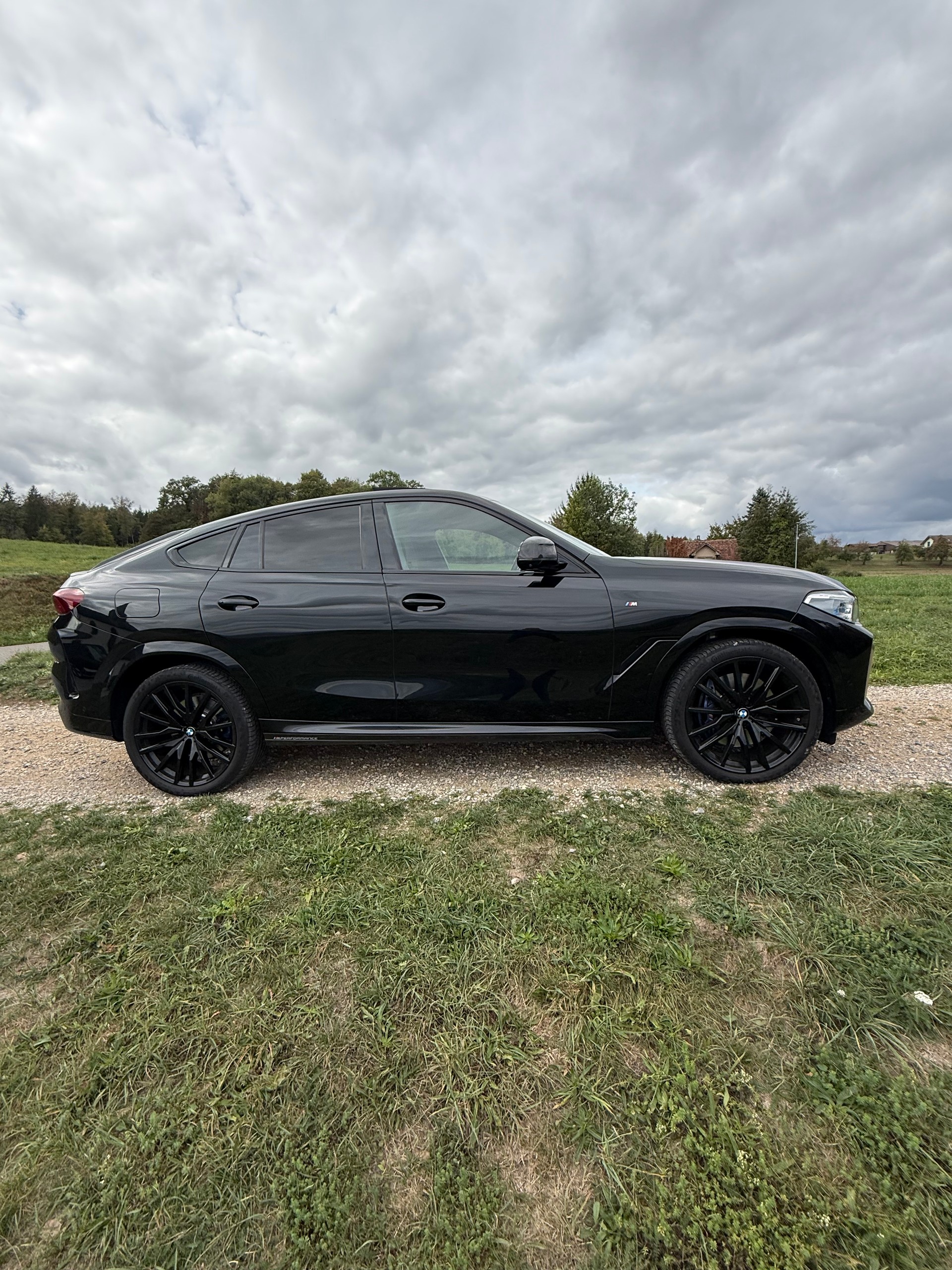 BMW X6 M50d, CH FZ, 1. Hd., Vollaustattung, Glow-Grill, lückenlose Service-Historie-image-3