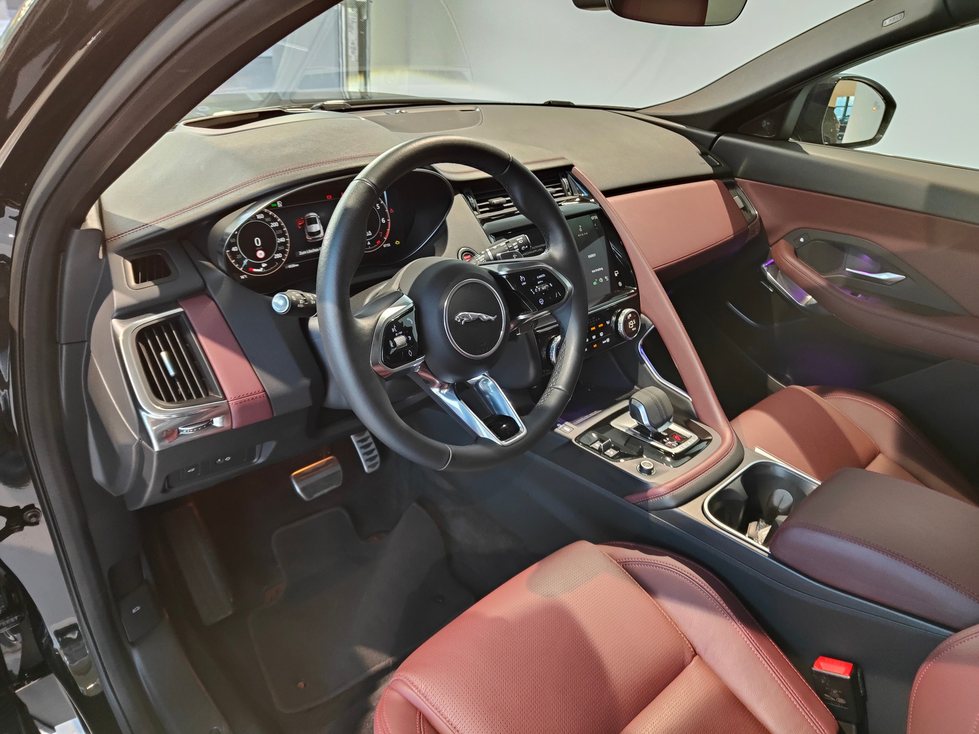 JAGUAR E-Pace 2.0 P250 R-Dynamic AWD SE-image-5