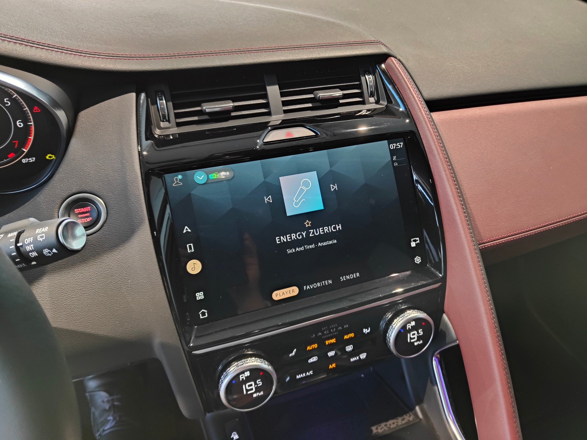 JAGUAR E-Pace 2.0 P250 R-Dynamic AWD SE-image-11