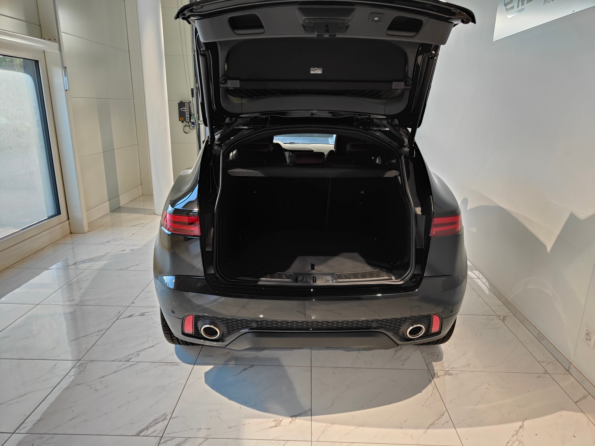 JAGUAR E-Pace 2.0 P250 R-Dynamic AWD SE-image-9