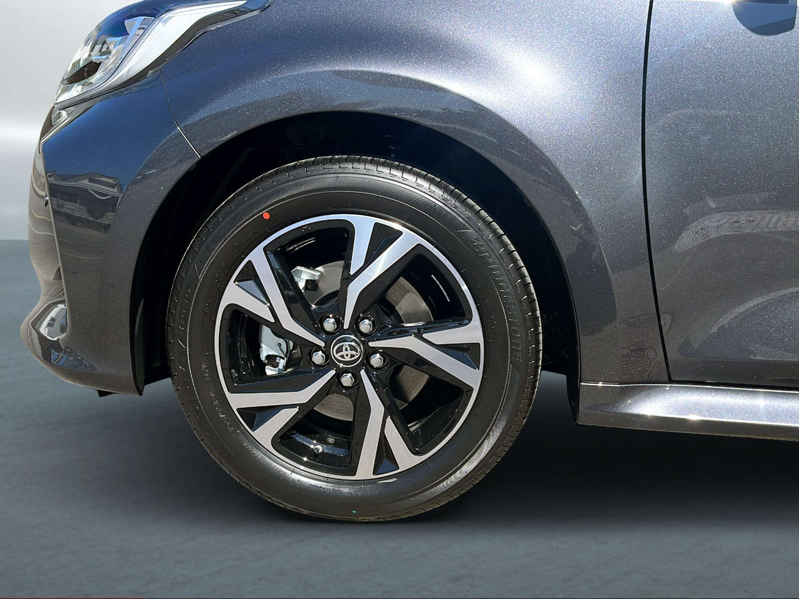 TOYOTA Yaris 1.5 Trend e-CVT-showroom-element-2