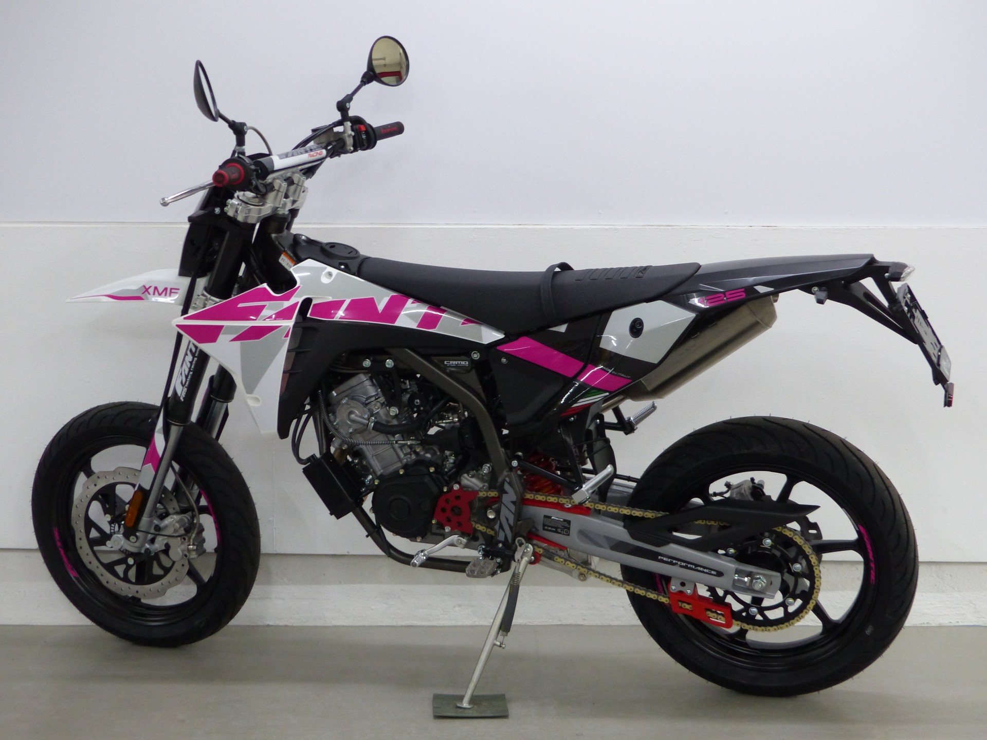 FANTIC XMF 125 Performance PINK EDITION-image-3