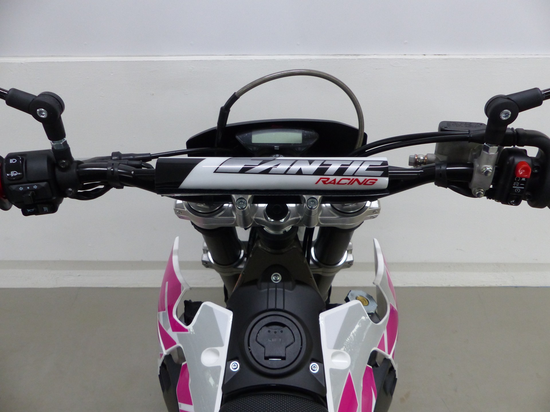 FANTIC XMF 125 Performance PINK EDITION-image-14