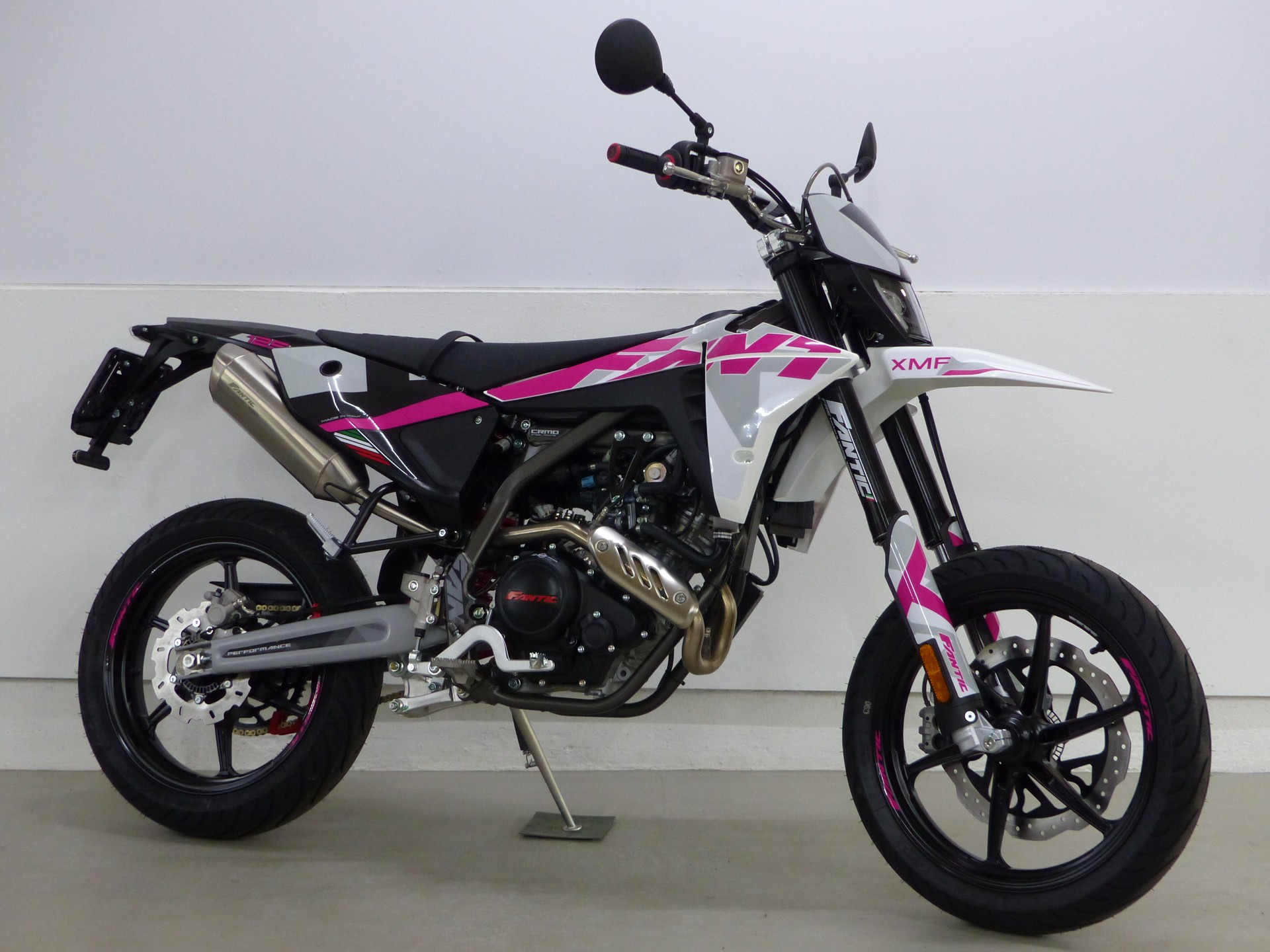 FANTIC XMF 125 Performance PINK EDITION-image-1