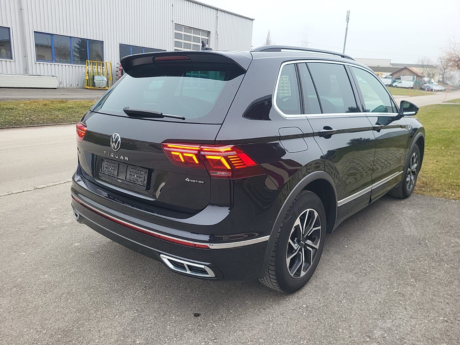 VW Tiguan 2.0 TDI SCR R-Line 4Motion DSG-image-4