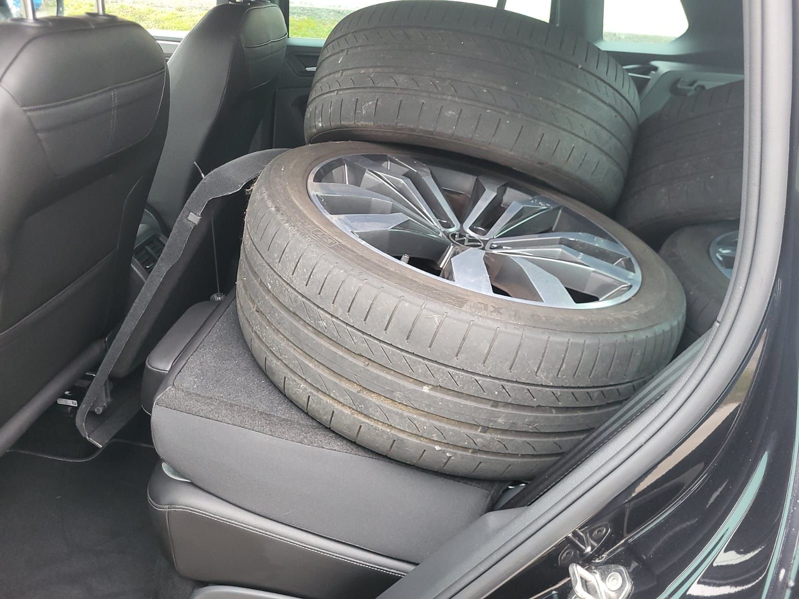 VW Tiguan 2.0 TDI SCR R-Line 4Motion DSG-image-9