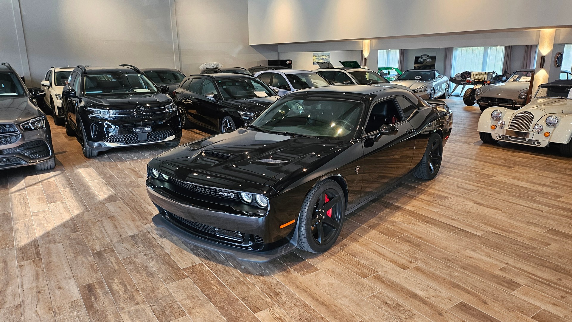 DODGE 6.2 SRT Hellcat-showroom-element-1