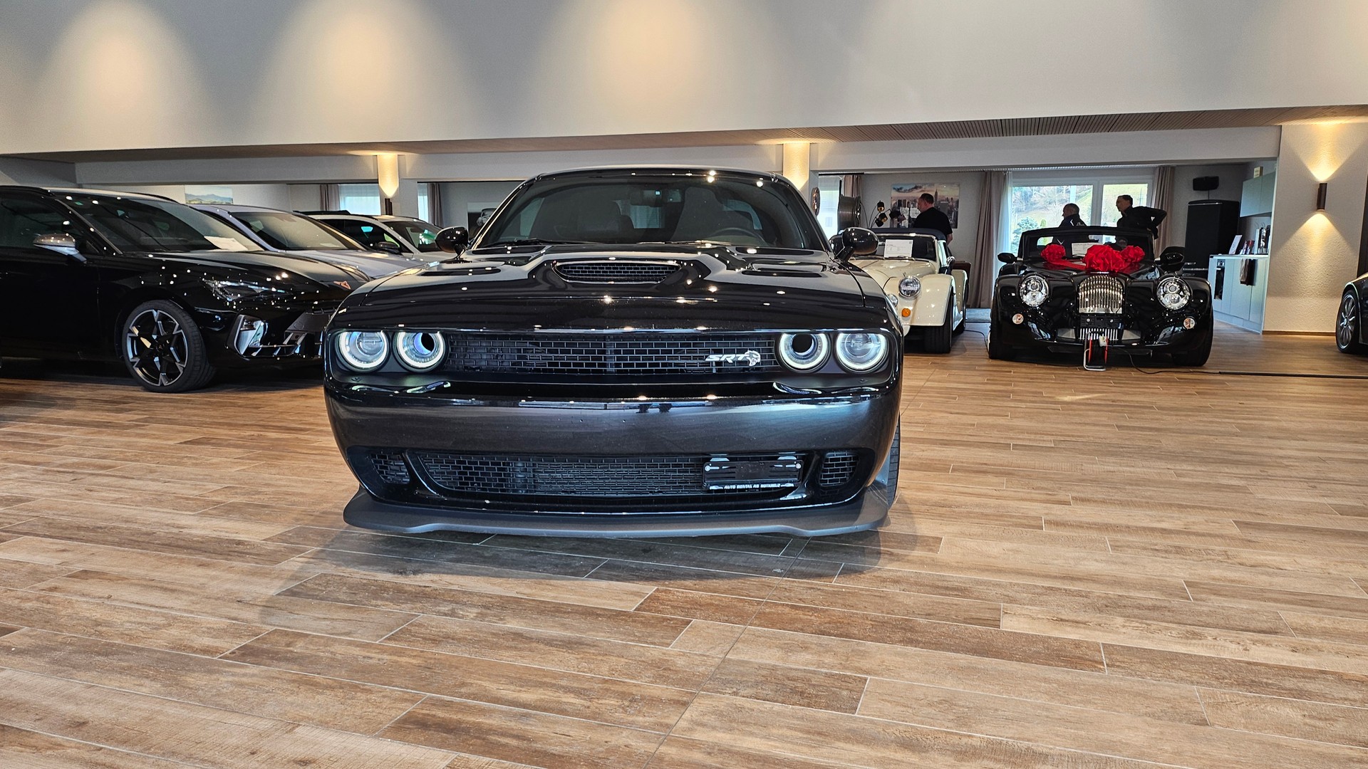 DODGE 6.2 SRT Hellcat-showroom-element-2